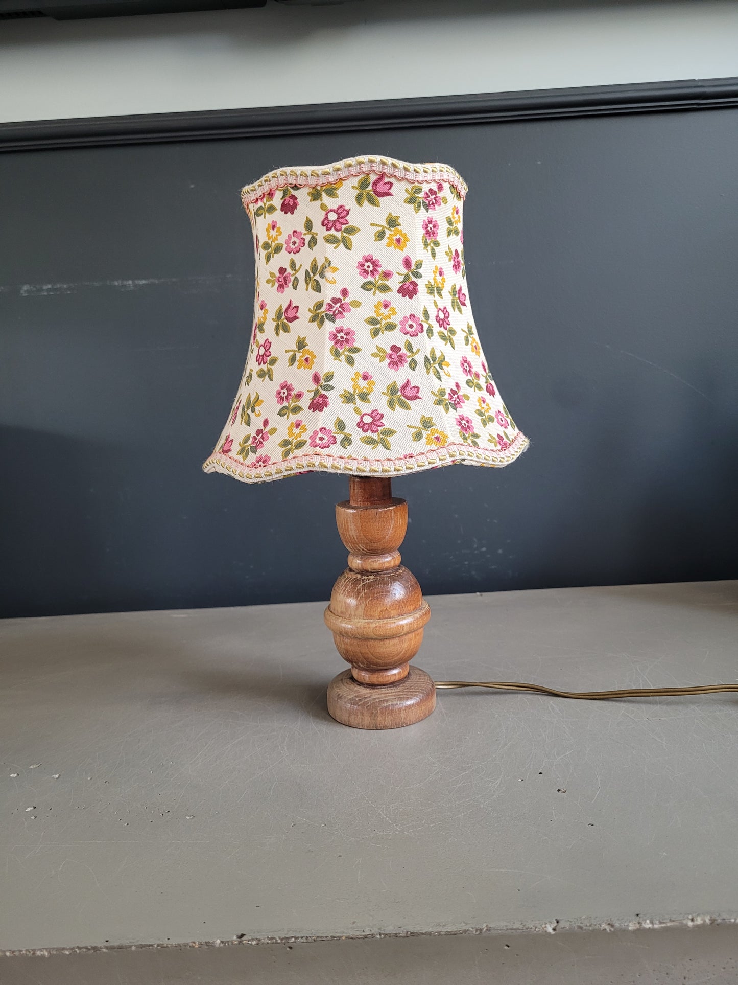 Lampe de chevet ancienne en bois avec abat-jour fleuri - Ref 444