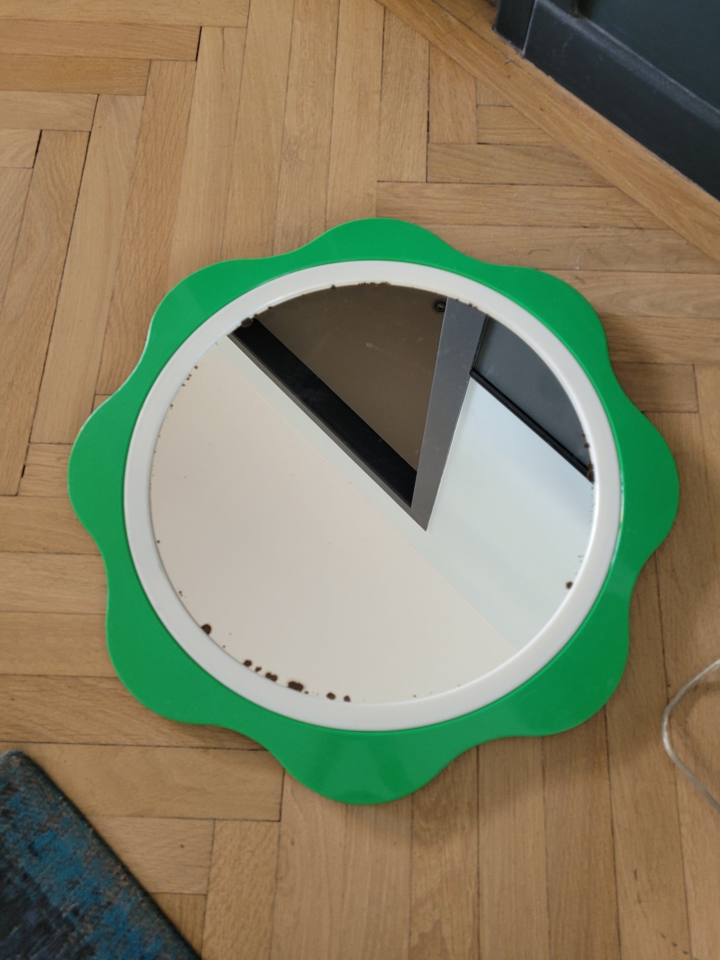 Miroir flower plastique du designer finlandais Makisen Kuvastin - Ref 508