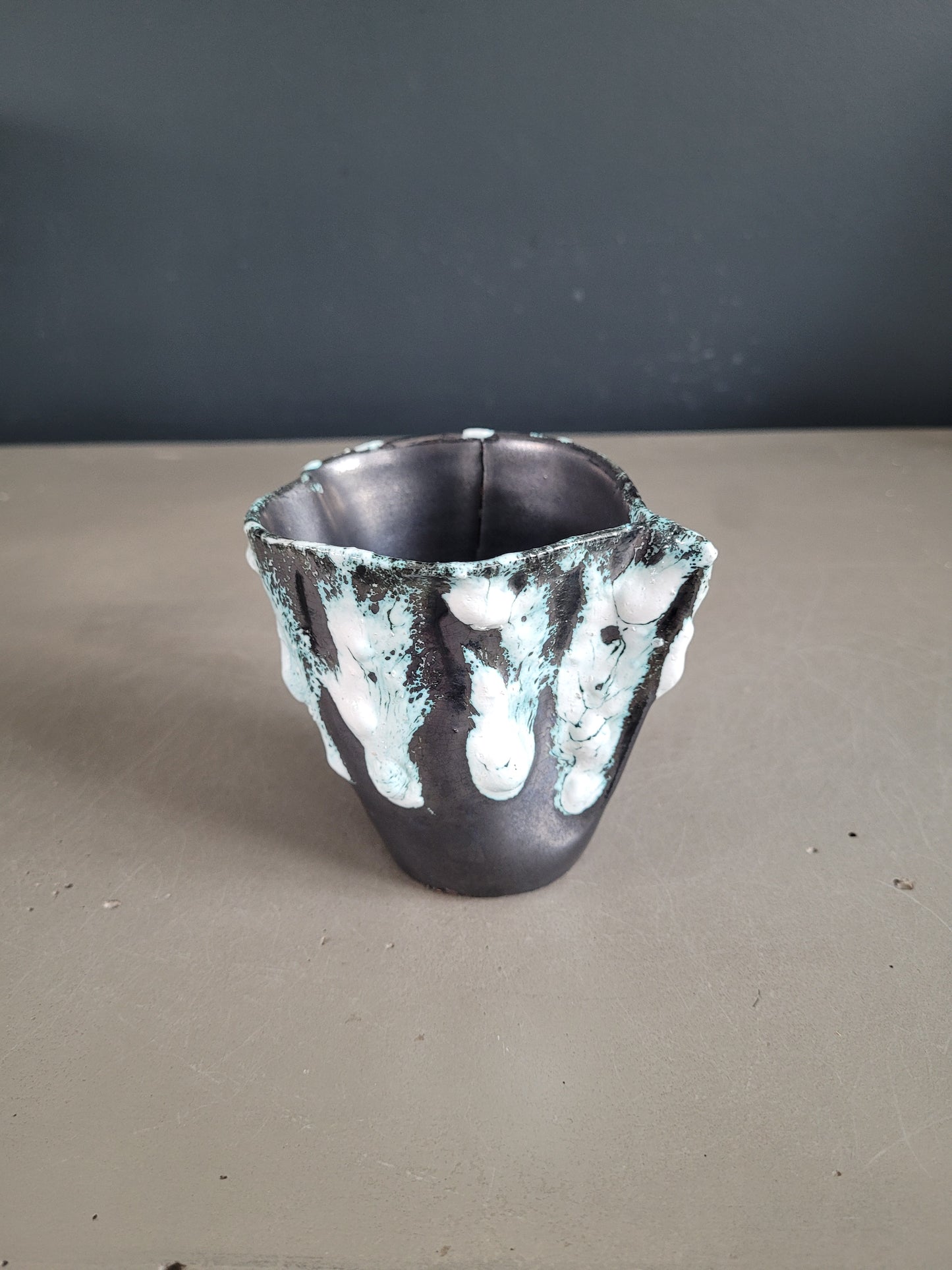 Tasse Émaux des Glaciers, atelier Cyclope, Charles Cart Annecy - Ref 391
