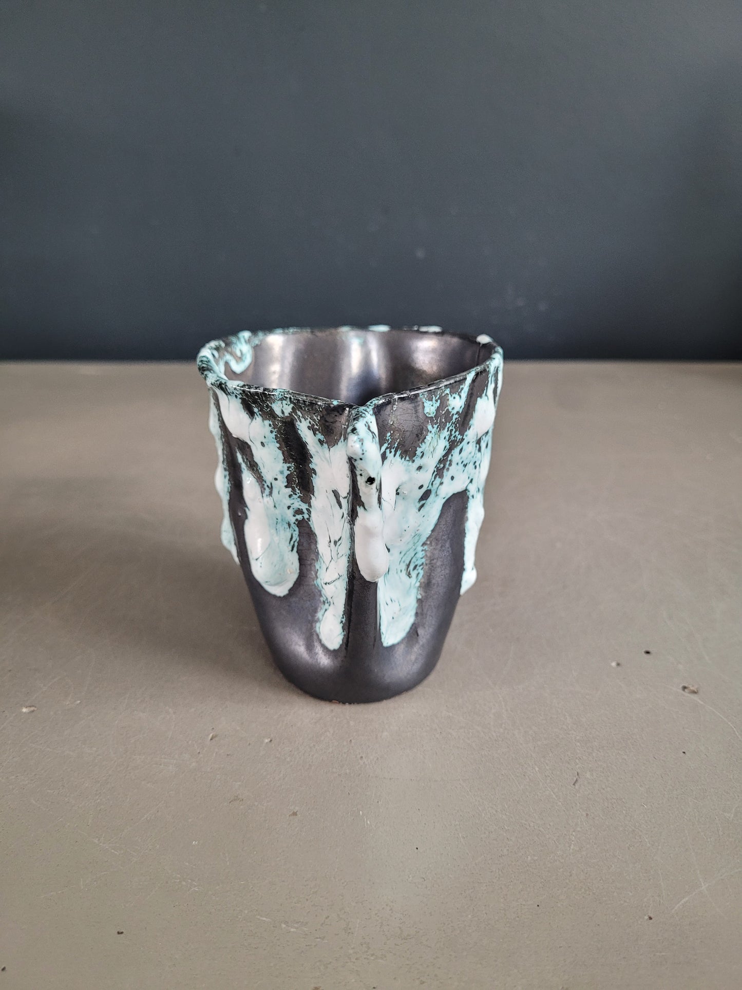 Tasse Émaux des Glaciers, atelier Cyclope, Charles Cart Annecy - Ref 391