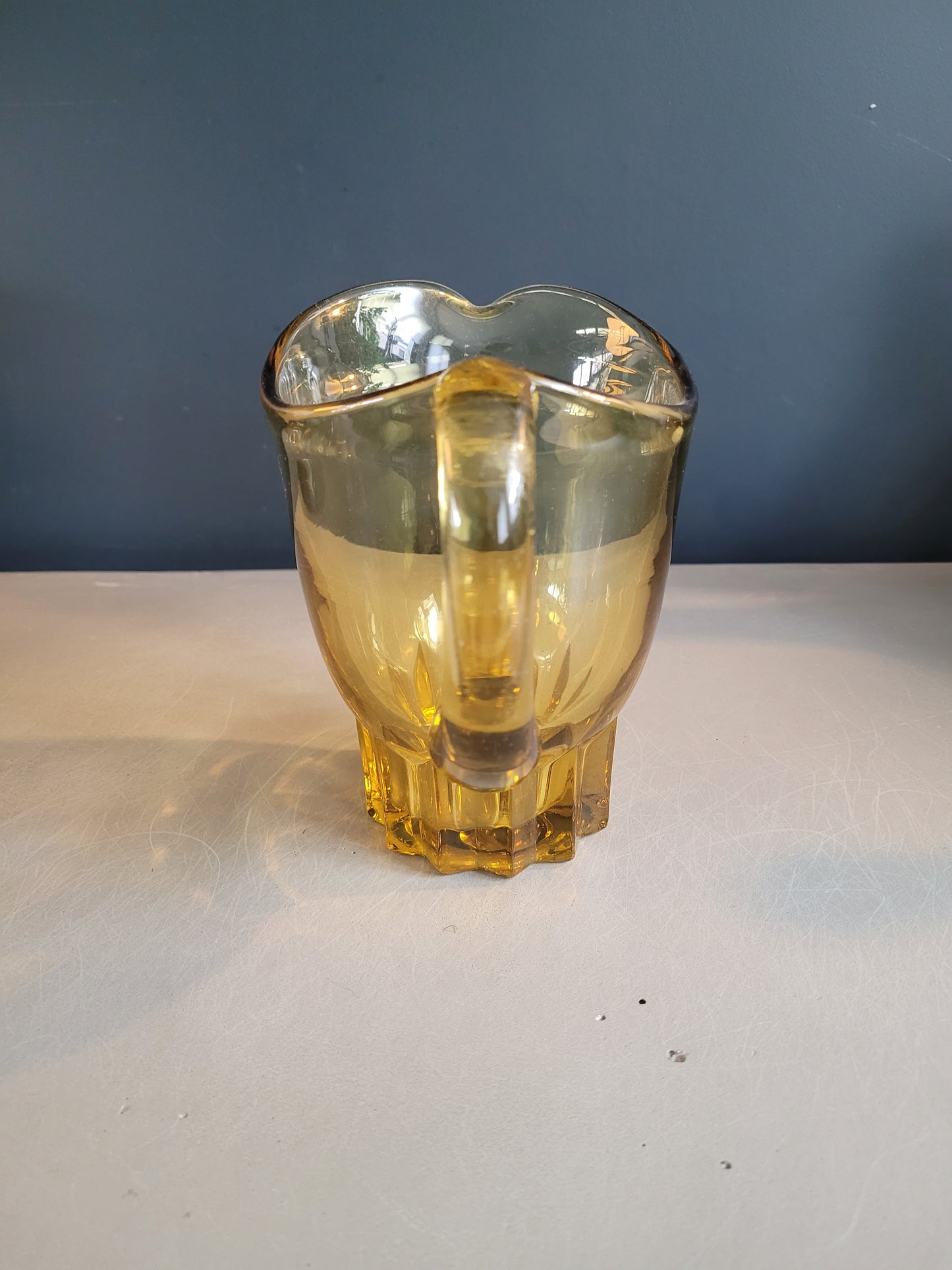 Pichet vintage en verre teinté jaune - Ref 154