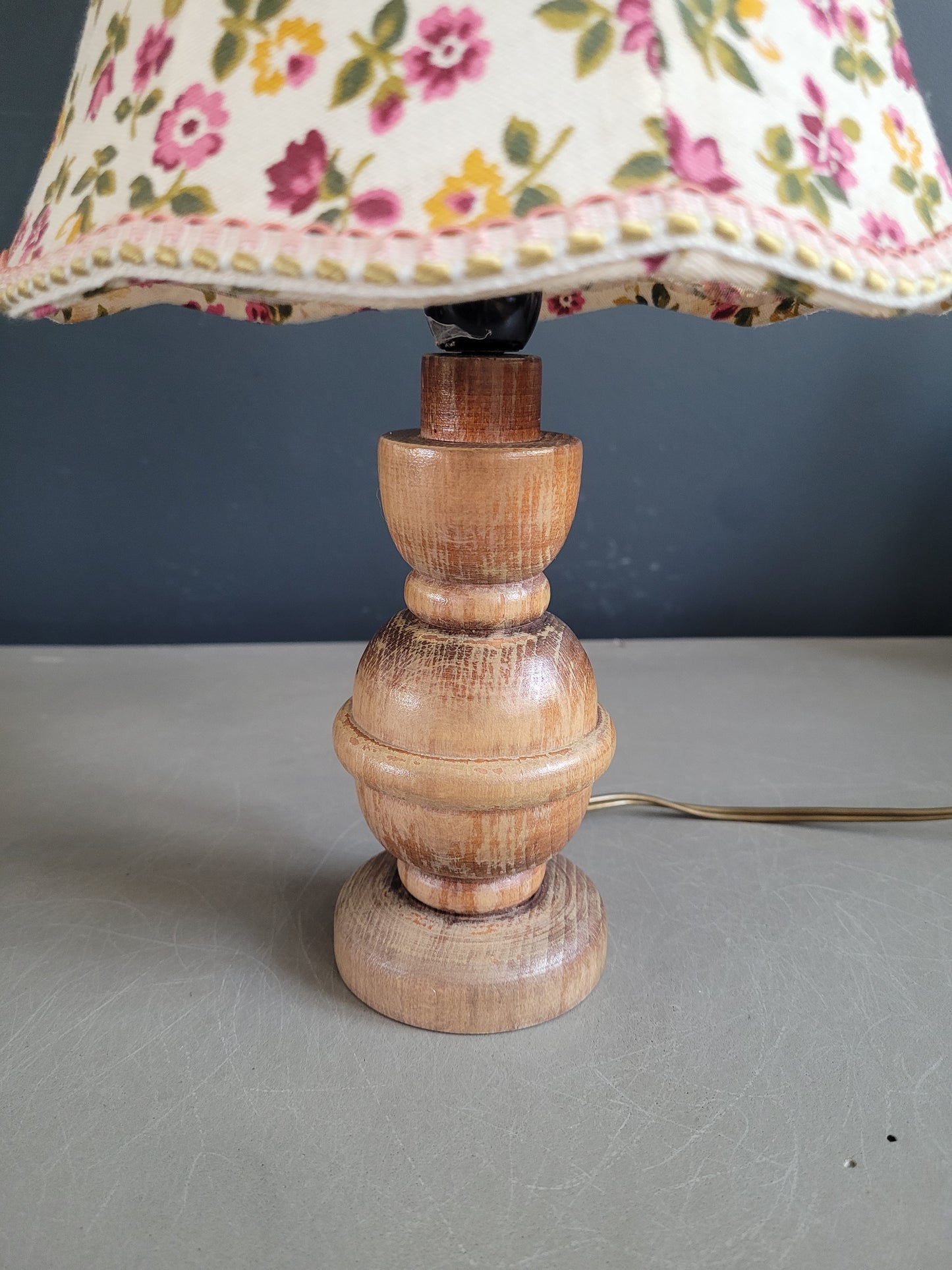 Lampe de chevet ancienne en bois avec abat-jour fleuri - Ref 444