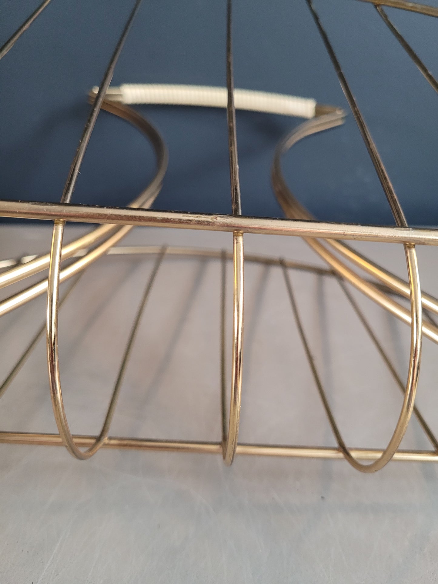 Porte-revues vintage en métal doré - Ref 379