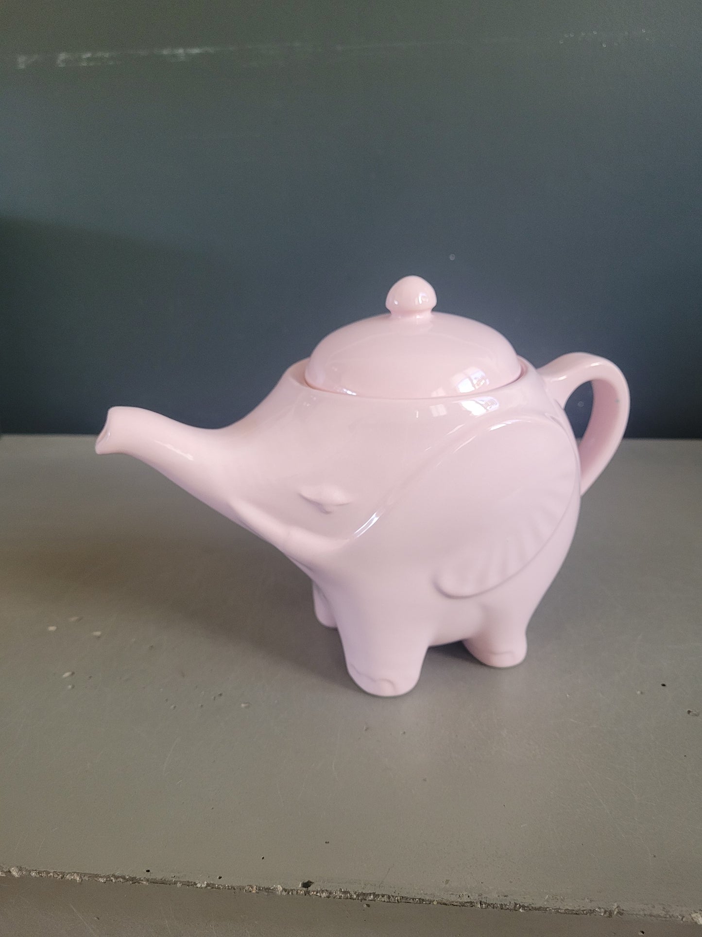 Théière éléphant rose de la faïencerie Sainte Radegonde - Ref 660