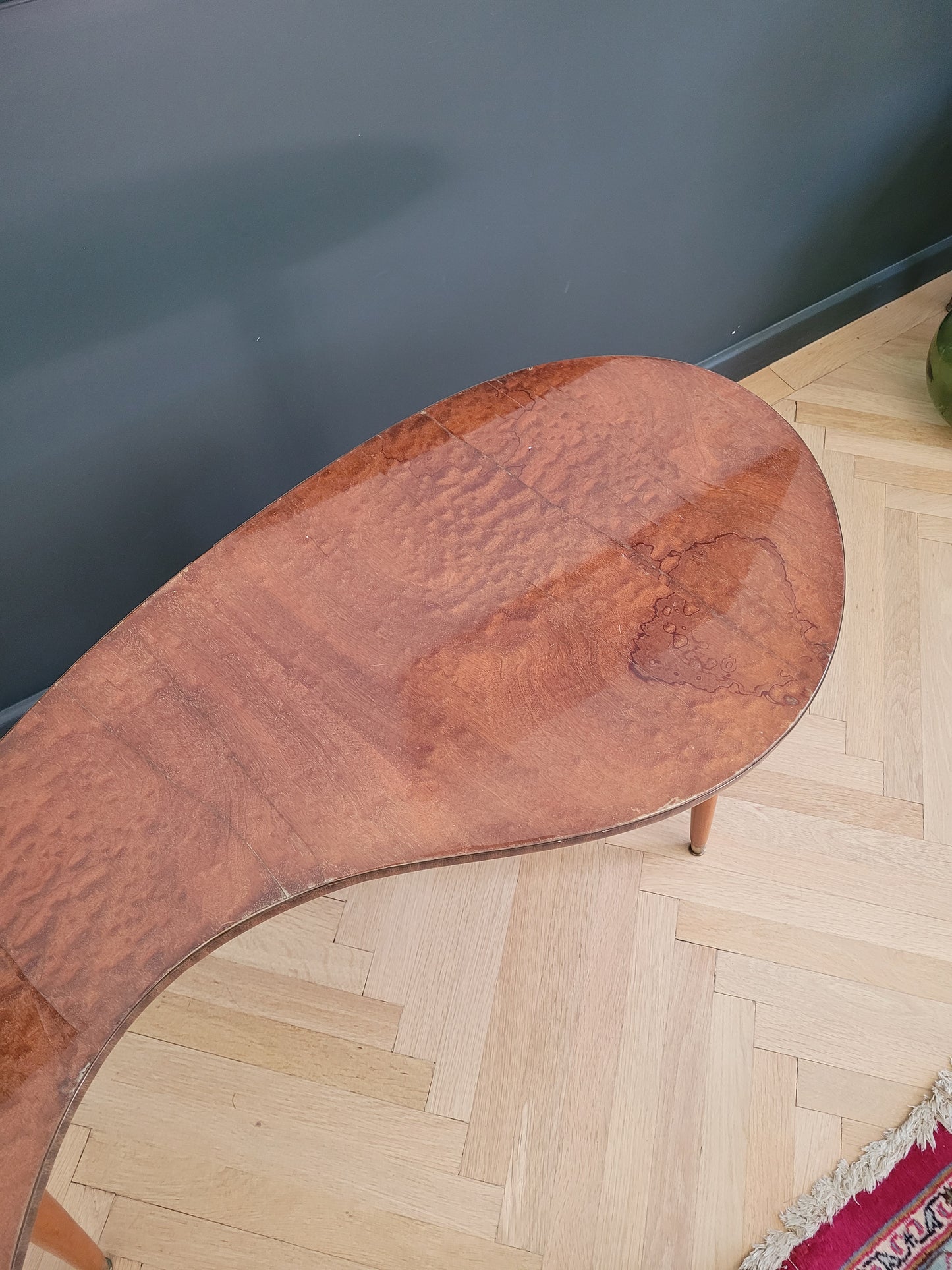 Table basse haricot années 50 en loupe d'orme - Ref 637