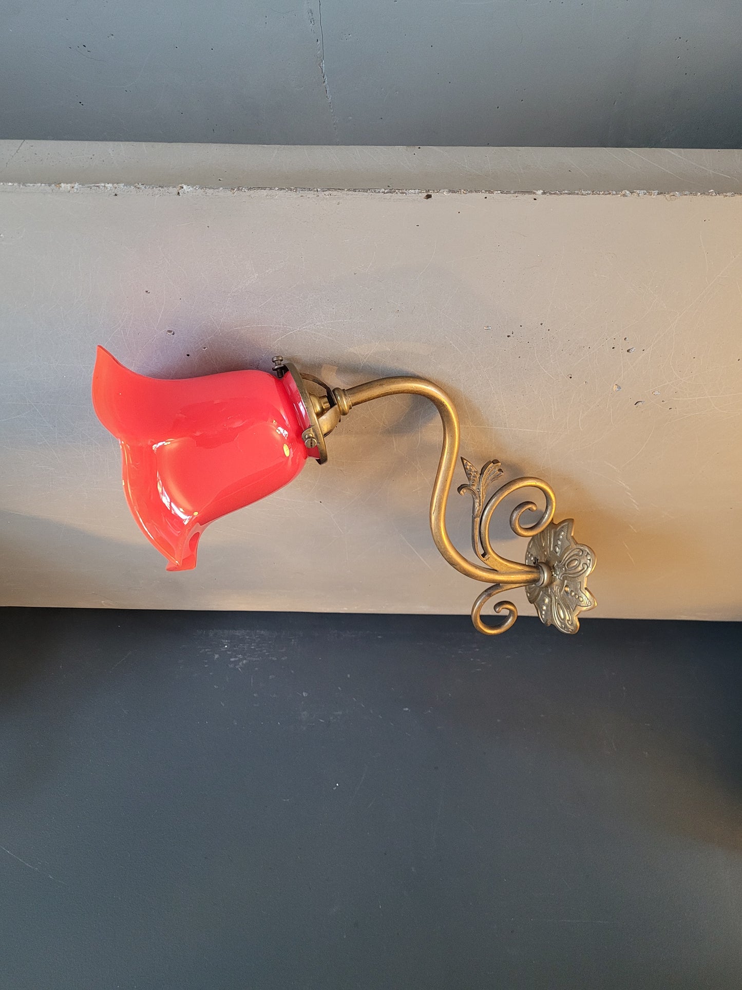 Applique tulipe en laiton et verre rouge - Ref 911