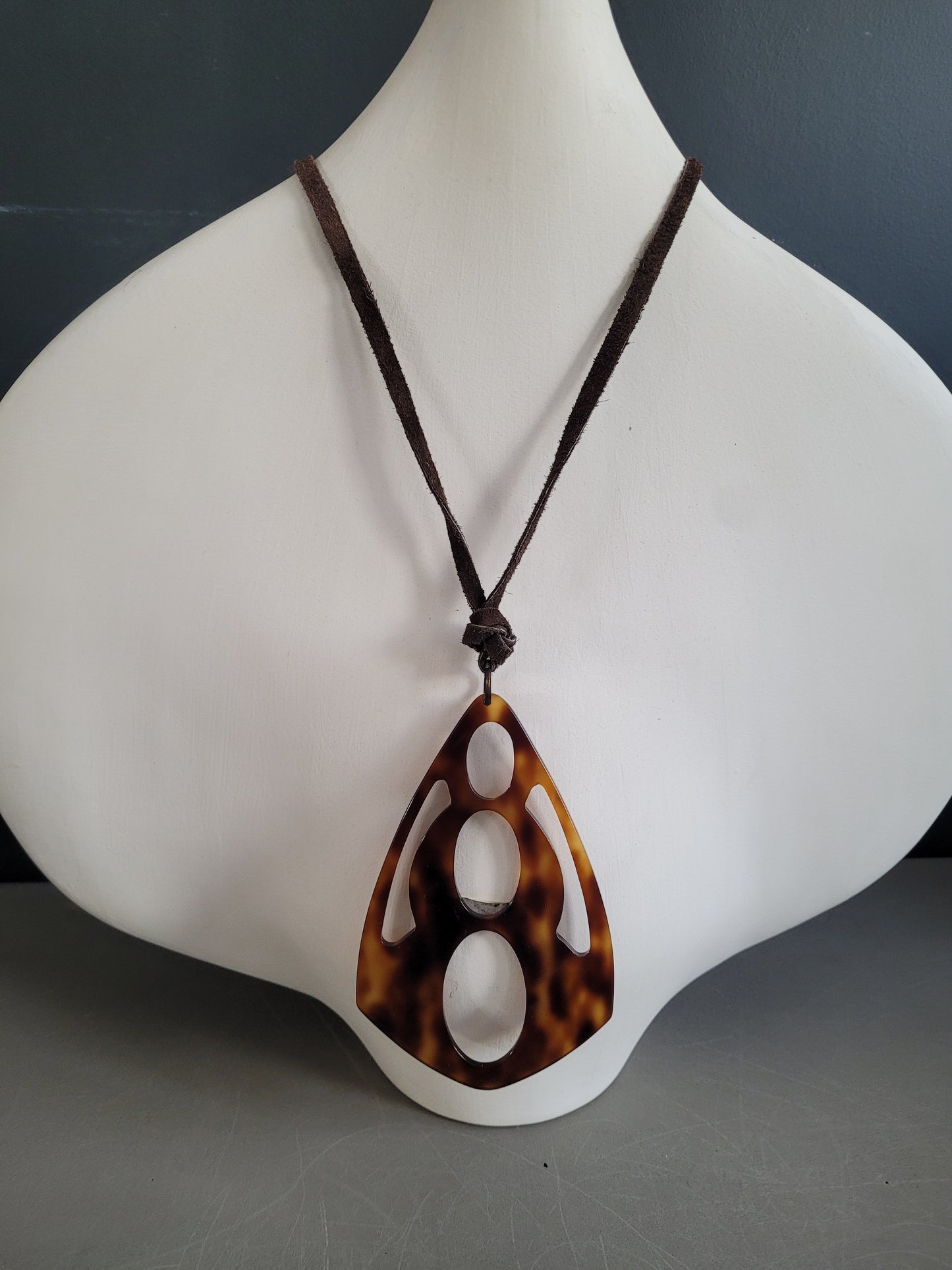 Collier pendentif en acétate façon écailles et cordon cuir - Ref 651