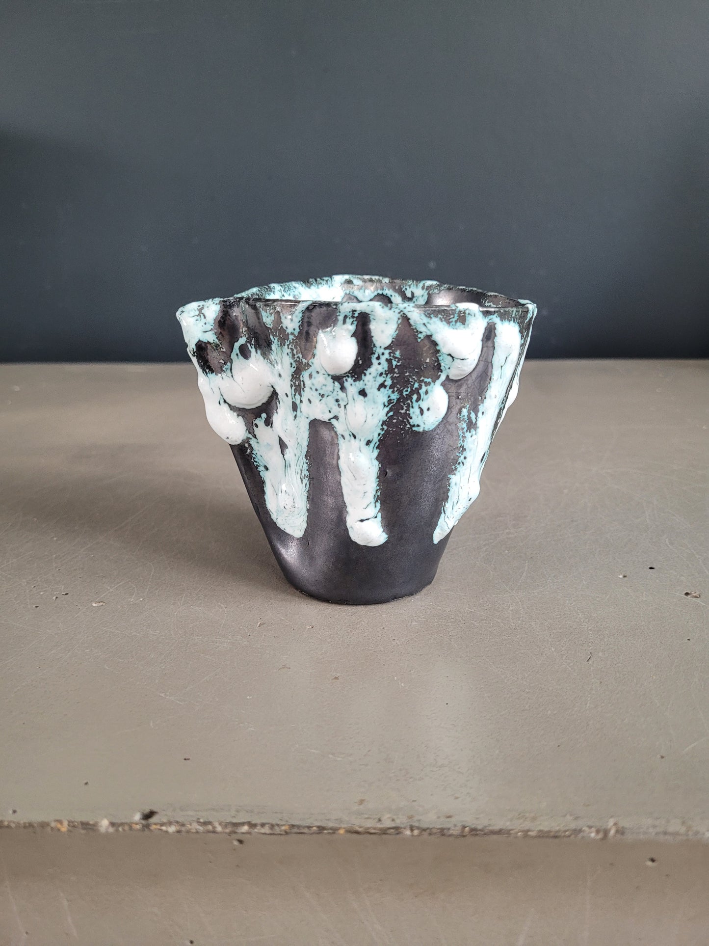 Tasse Émaux des Glaciers, atelier Cyclope, Charles Cart Annecy - Ref 391