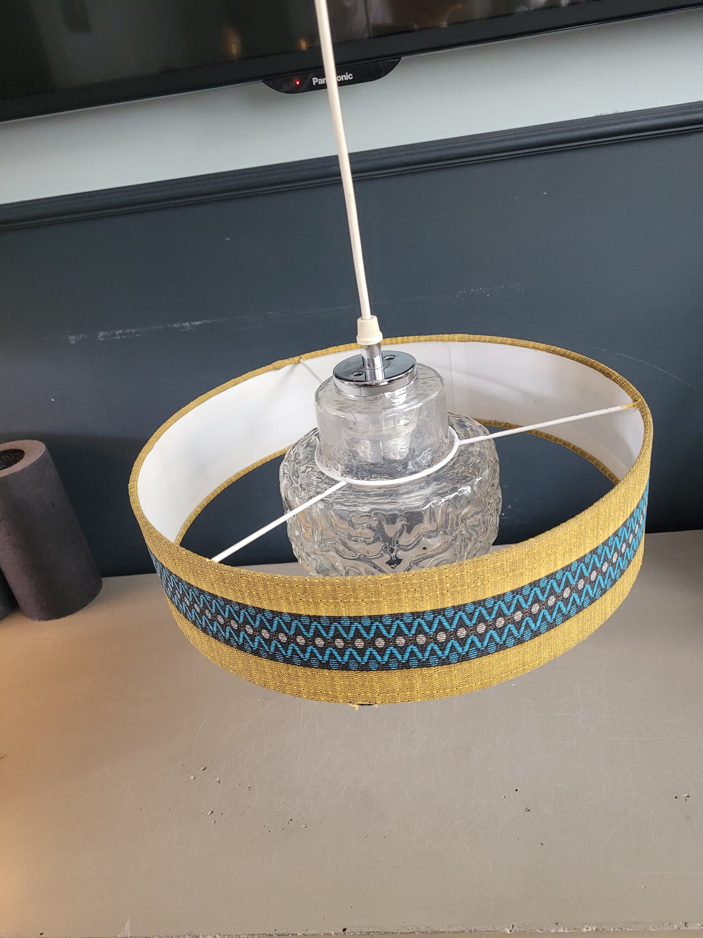 Suspension vintage globe en verre moulé et abat-jour- ref 619