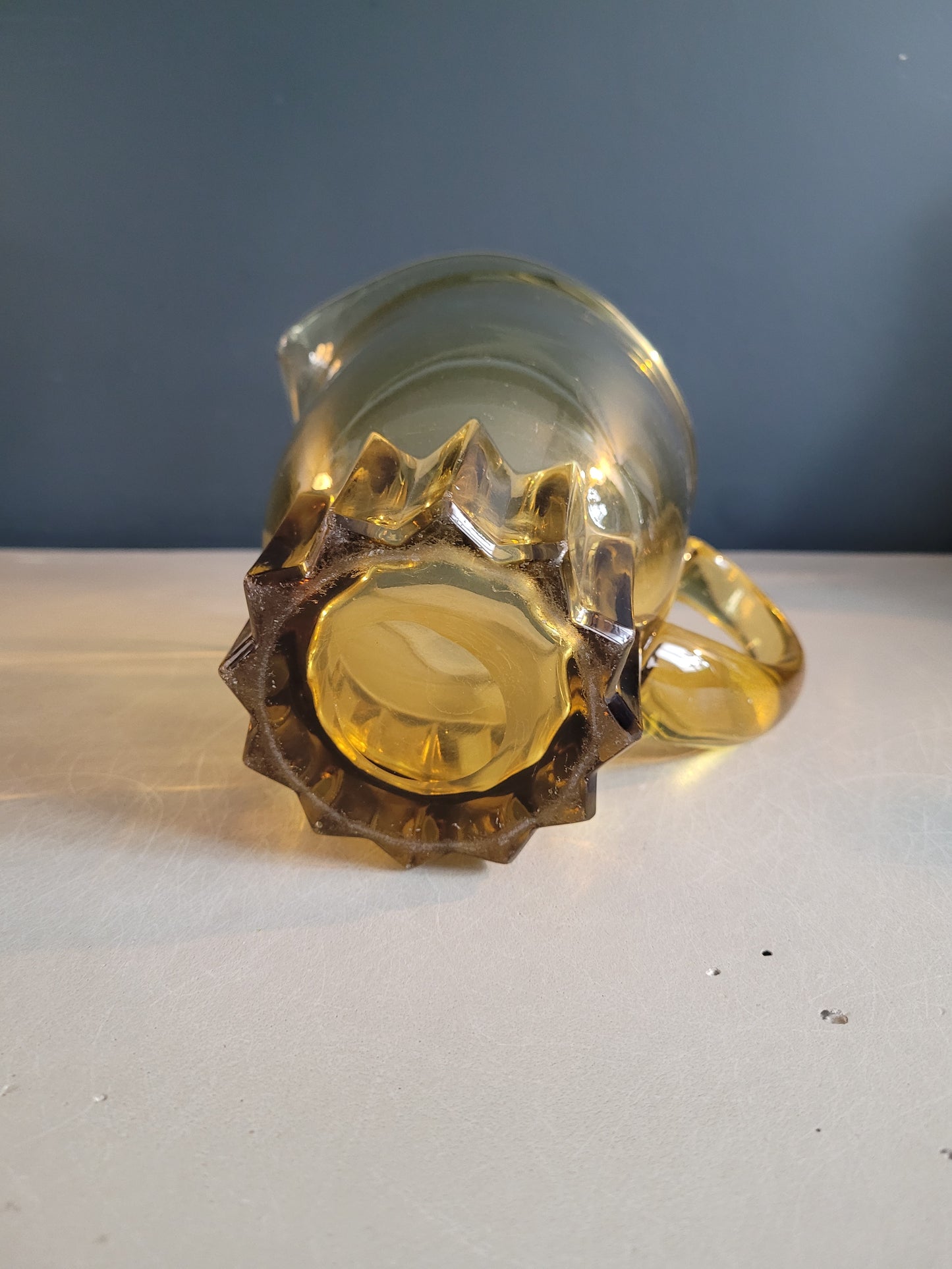 Pichet vintage en verre teinté jaune - Ref 154