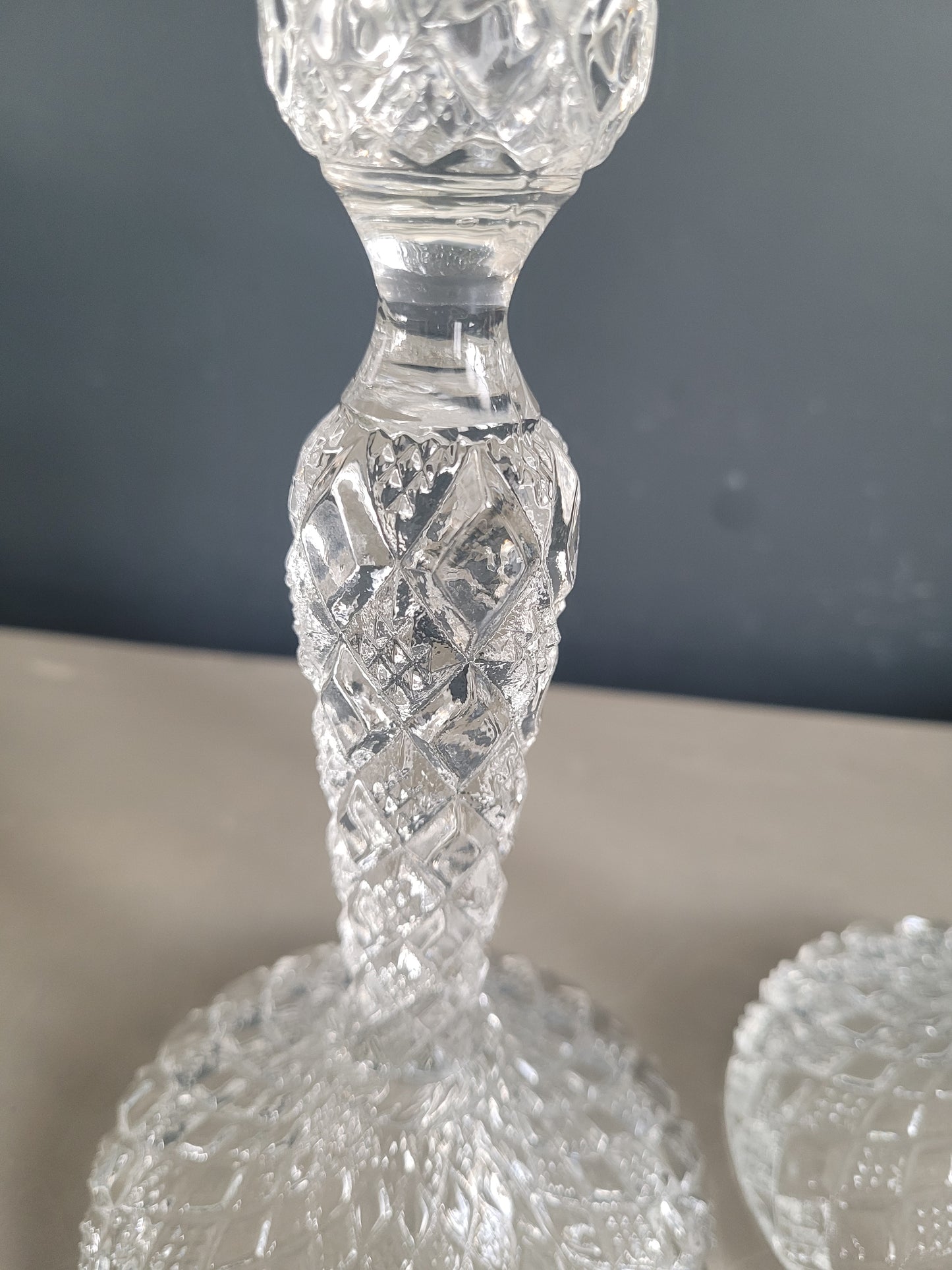 Paire de bougeoirs anciens en verre moulé- Ref 388