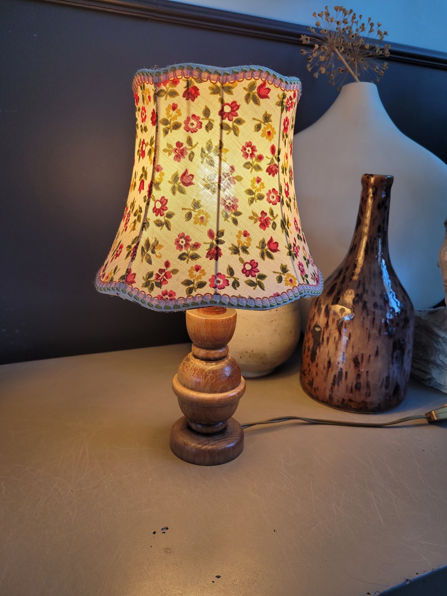 Lampe de chevet ancienne en bois avec abat-jour fleuri - Ref 444