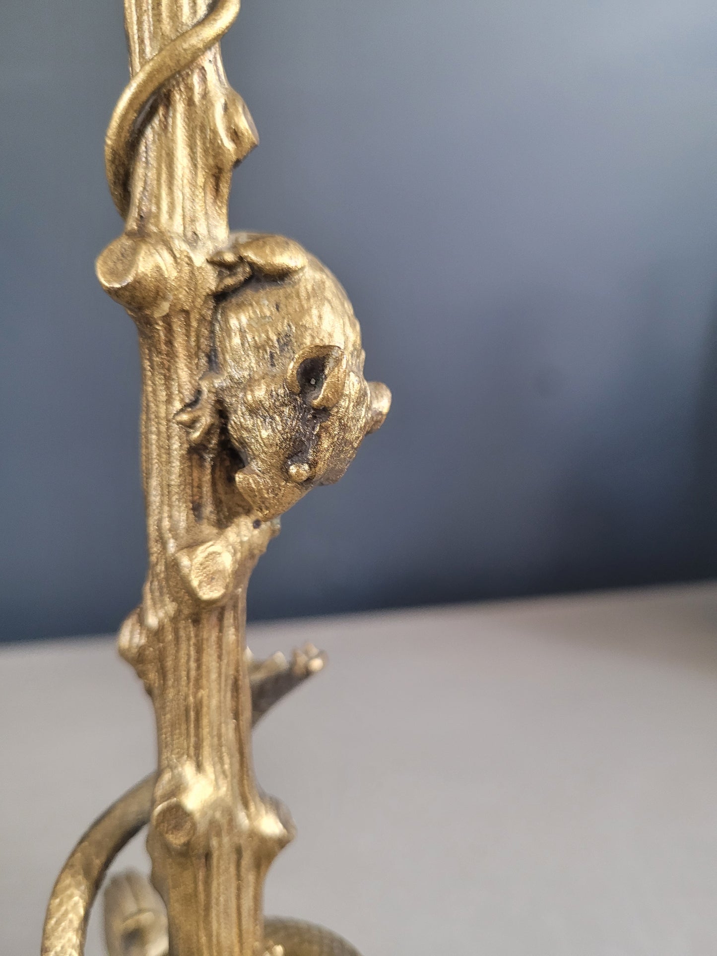 Bougeoir tripode en bronze doré serpent et souris - Ref 406