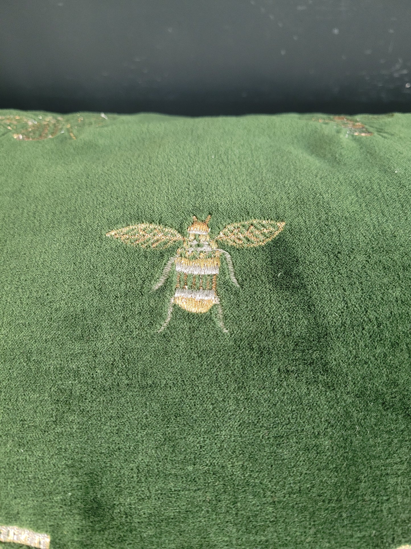 Coussin en velours motifs brodés abeilles- Ref 587