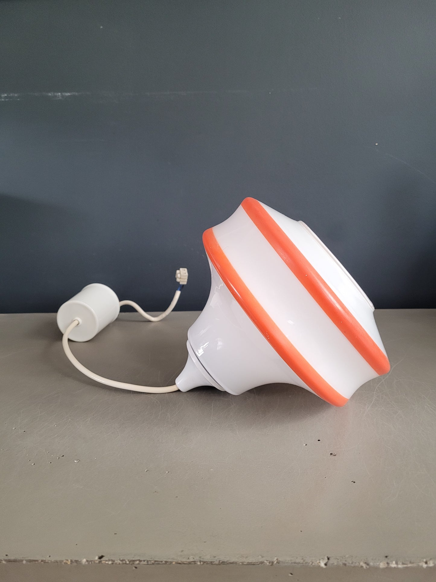 Suspension vintage en verre opaline avec décor orange - Ref 317
