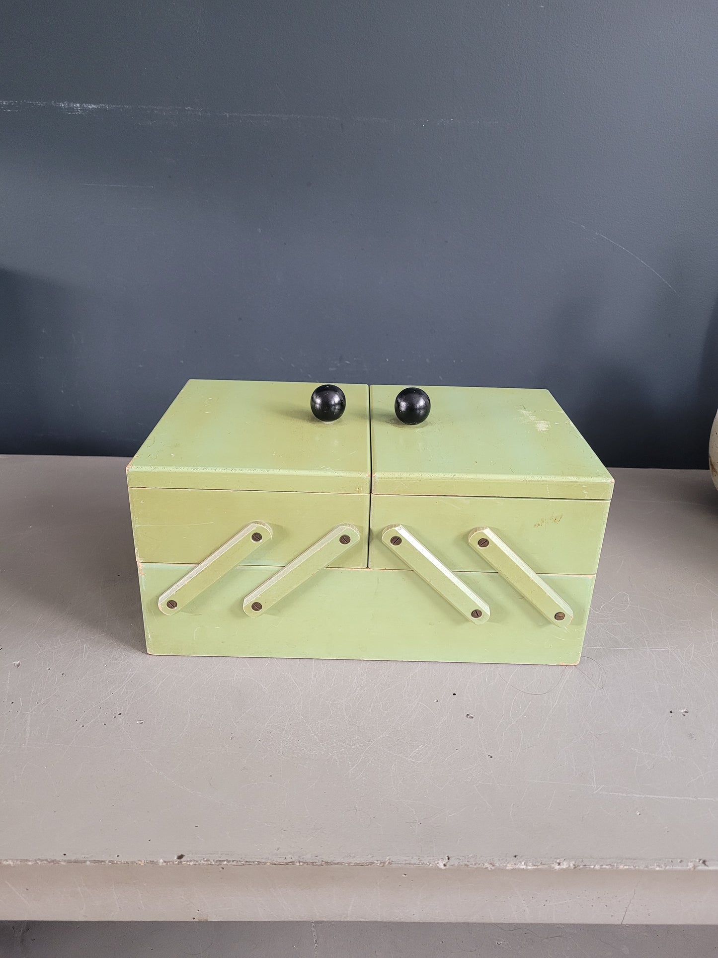 Travailleuse vintage en bois peint - Boîte à couture - Ref 480