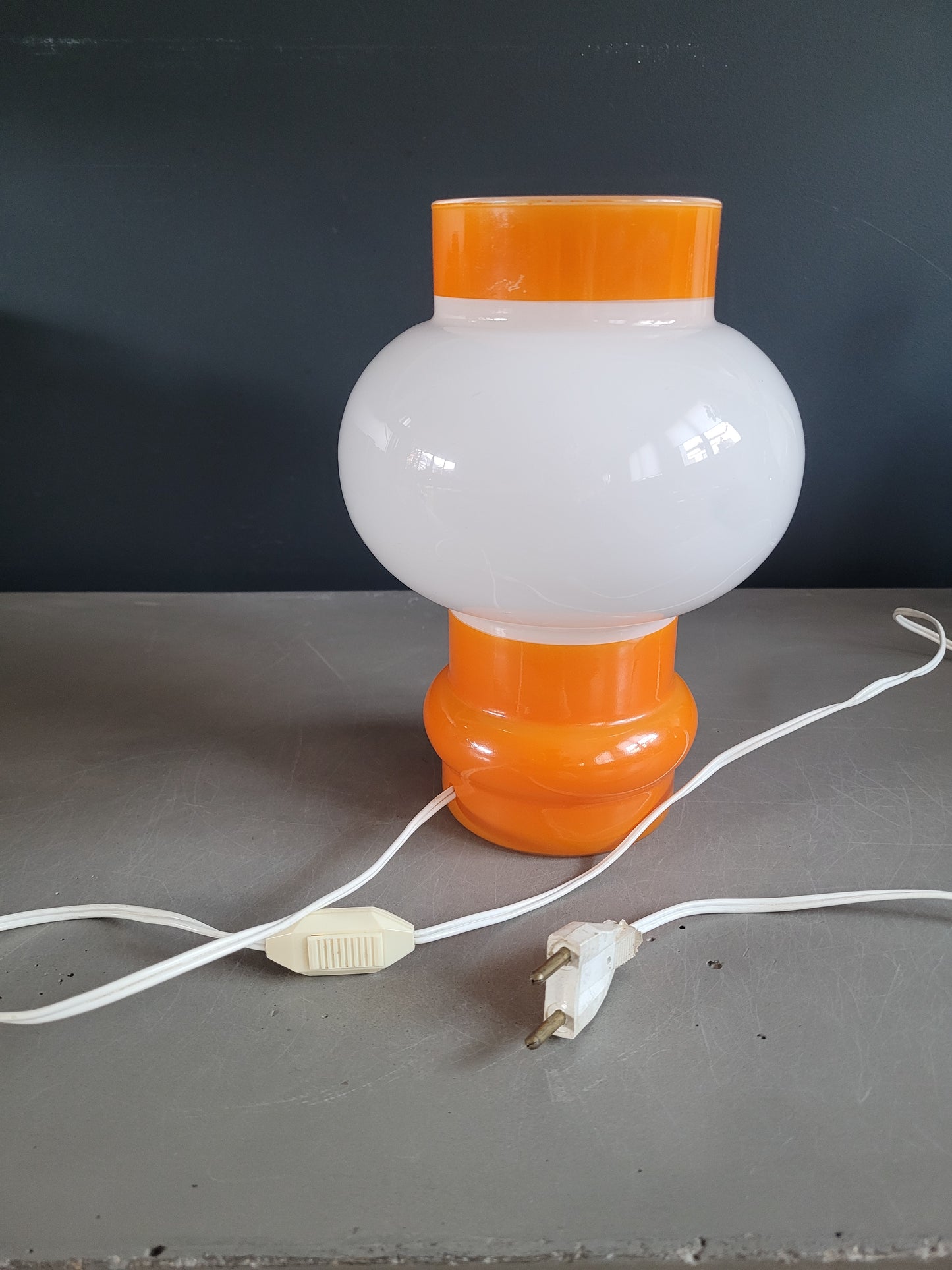 Lampe à poser vintage en verre blanc et orange - Ref 731