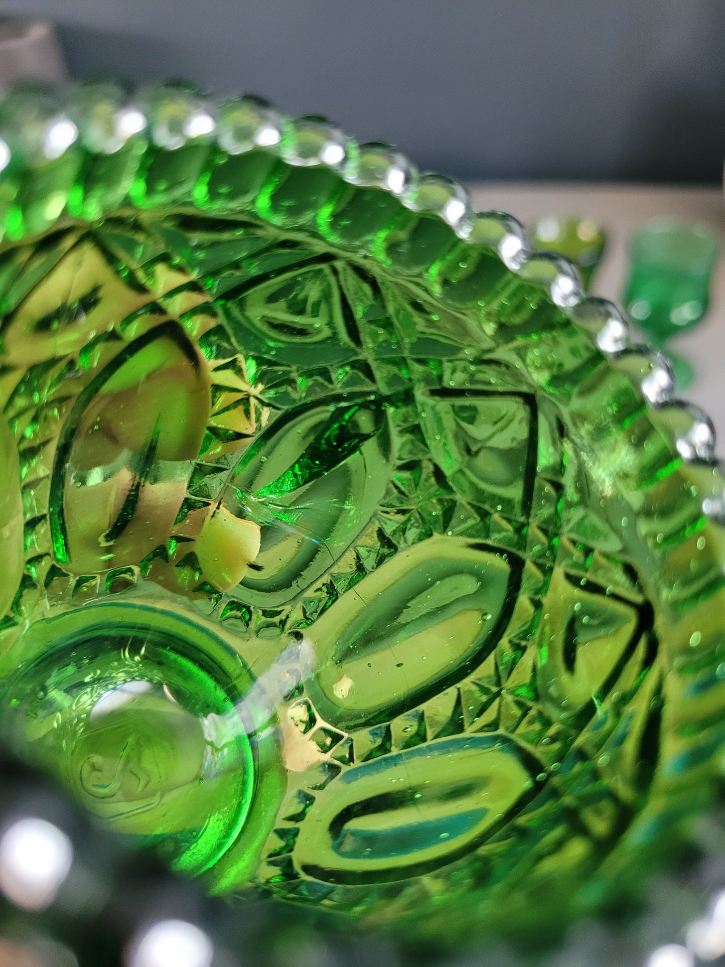 Ensemble de 6 verres en verre moulé vert - Ref 512