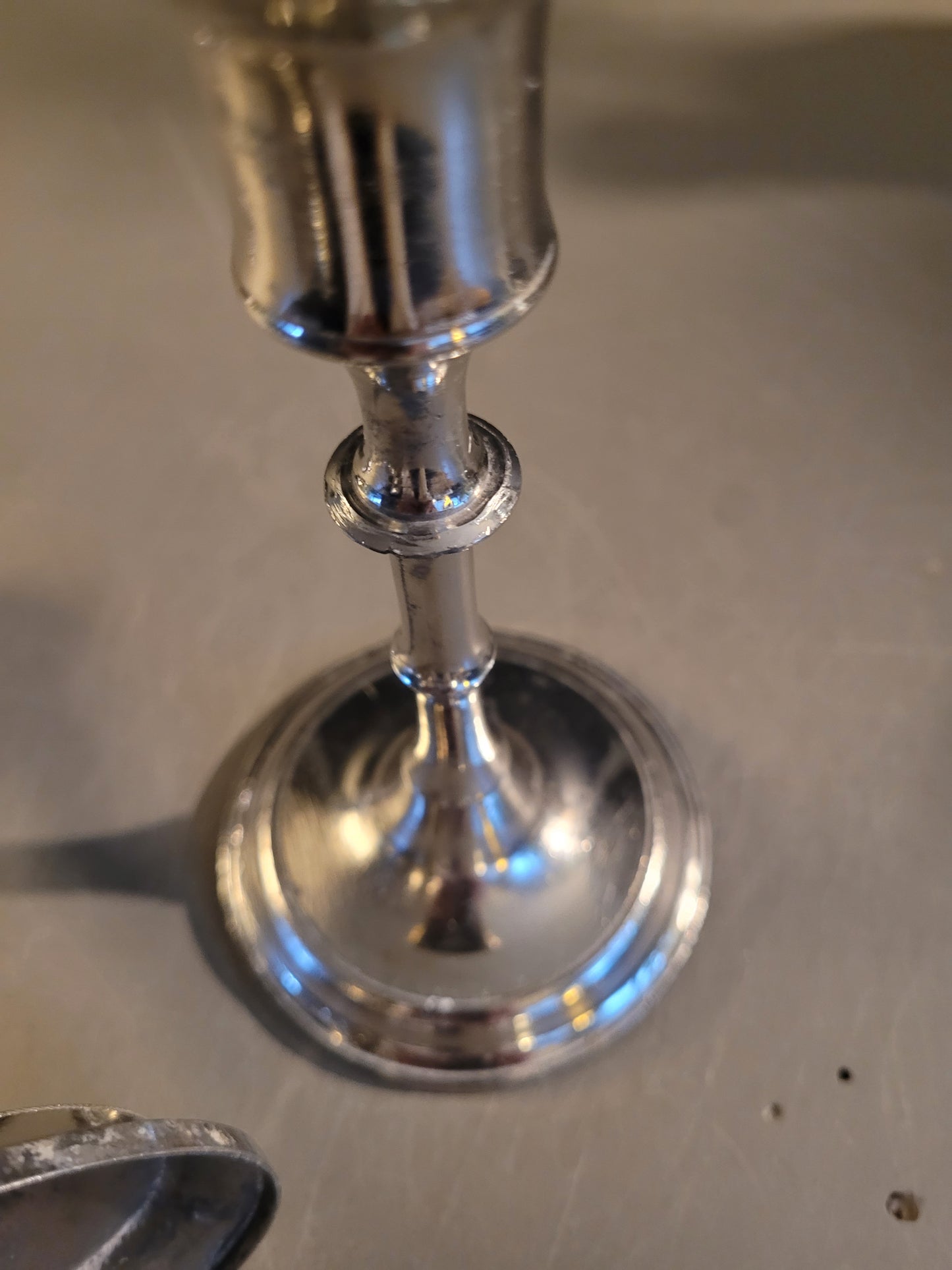 Paire de bougeoirs dépareillés en métal argenté- Ref 519