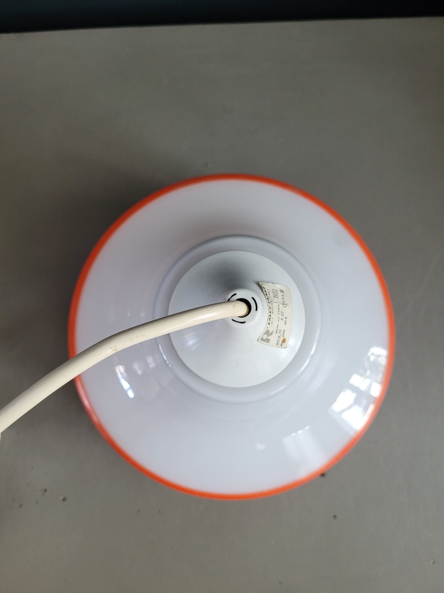 Suspension vintage en verre opaline avec décor orange - Ref 317