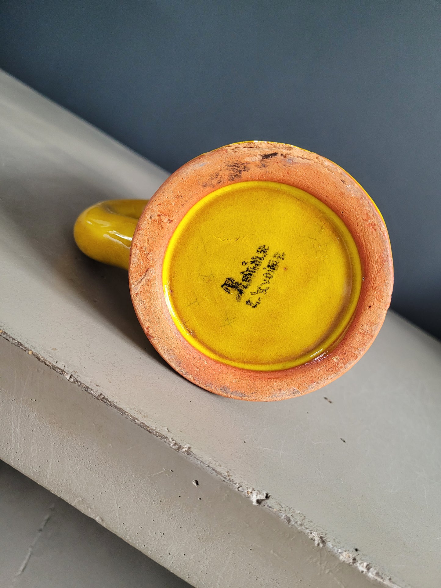 Mug en terre cuite vernissée moutarde signé / tasse - Ref 370