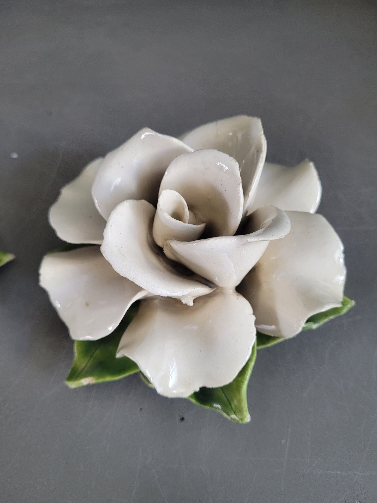 Paire de roses en céramique à suspendre- Ref 555