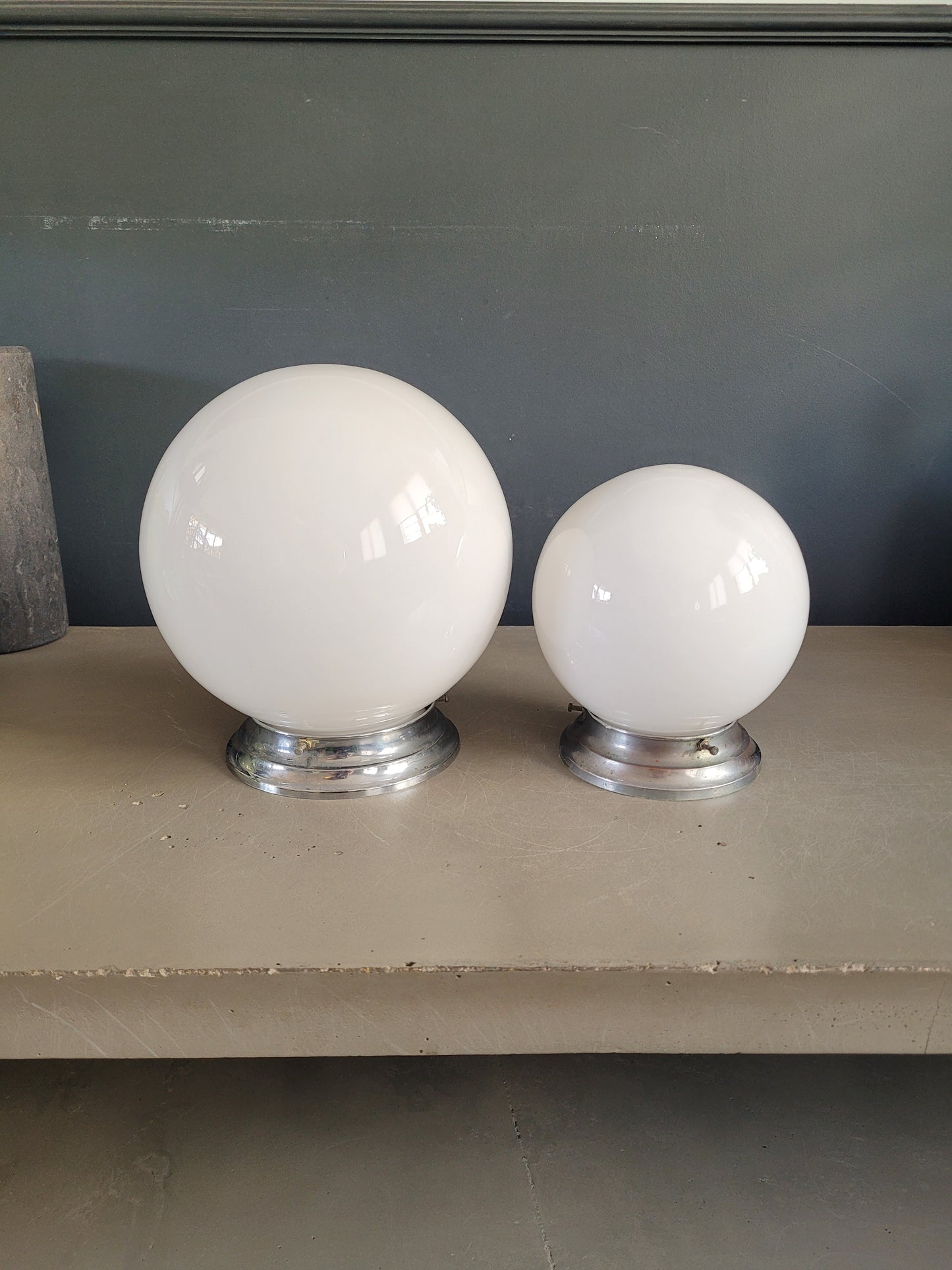 Paire de plafonniers ou appliques globes en verre blanc - Ref 872