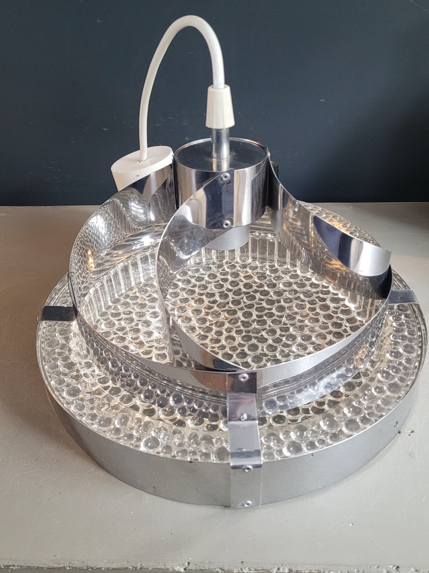 Suspension space-age en plastique bulle et aluminium - Ref 978