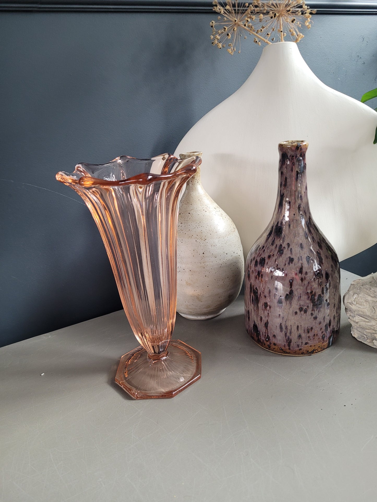 Vase tulipe vintage en verre moulé rose - Ref 862