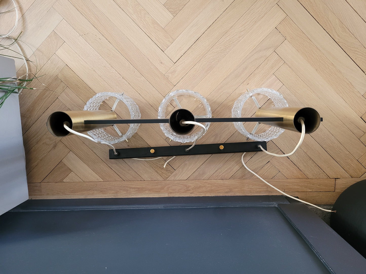 Lustre 3 feux suspension cascade vintage en verre moulé et laiton - Ref 307