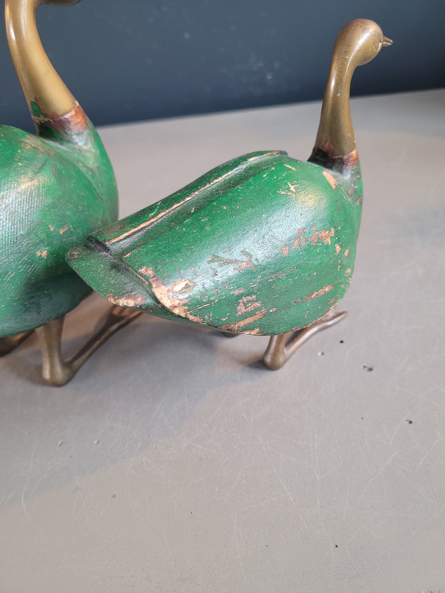 Paire d'oiseaux décoratifs en laiton et bois peint - Ref 635