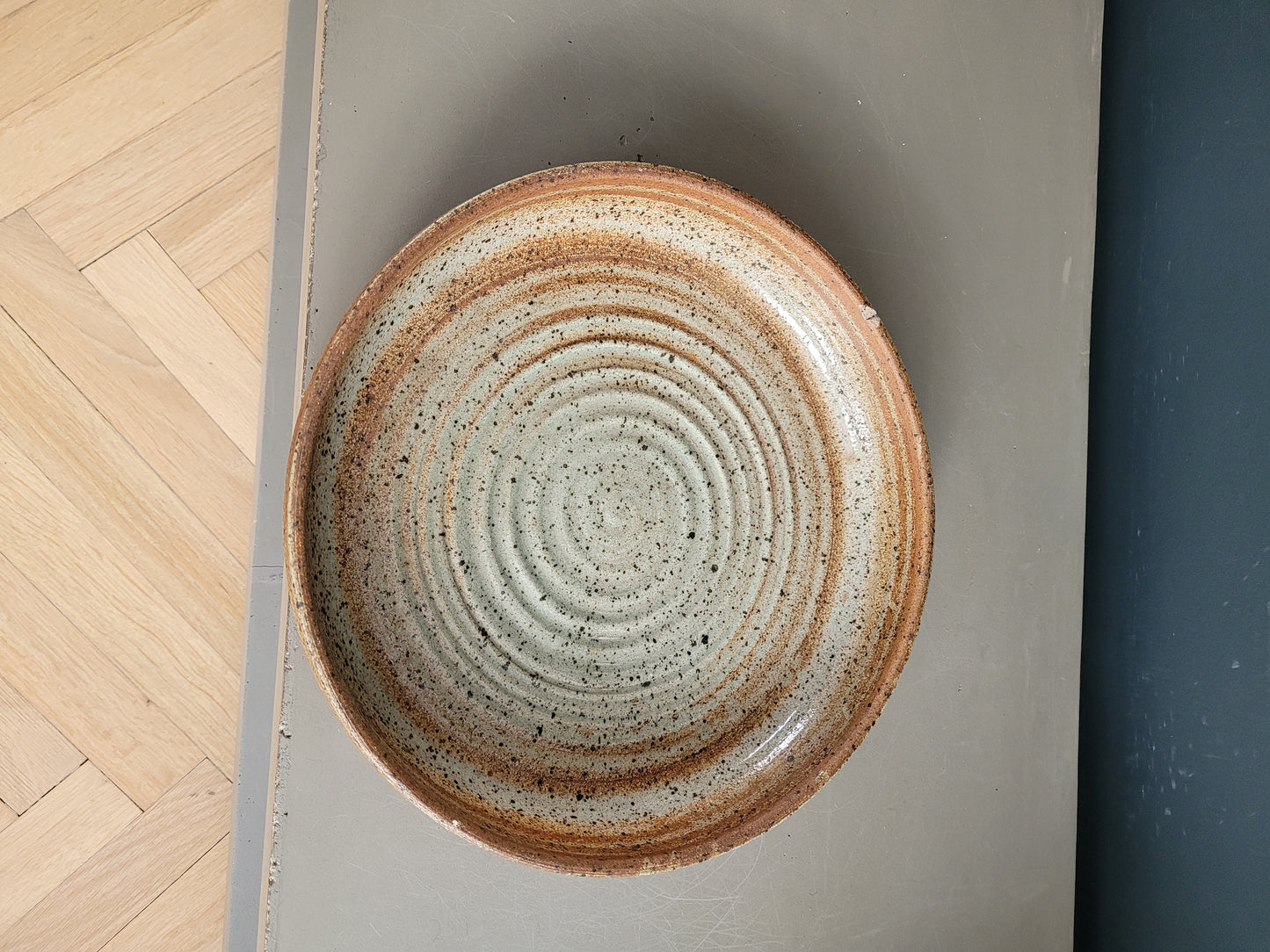 Plat rond vintage en grès pyrité - Ref 476