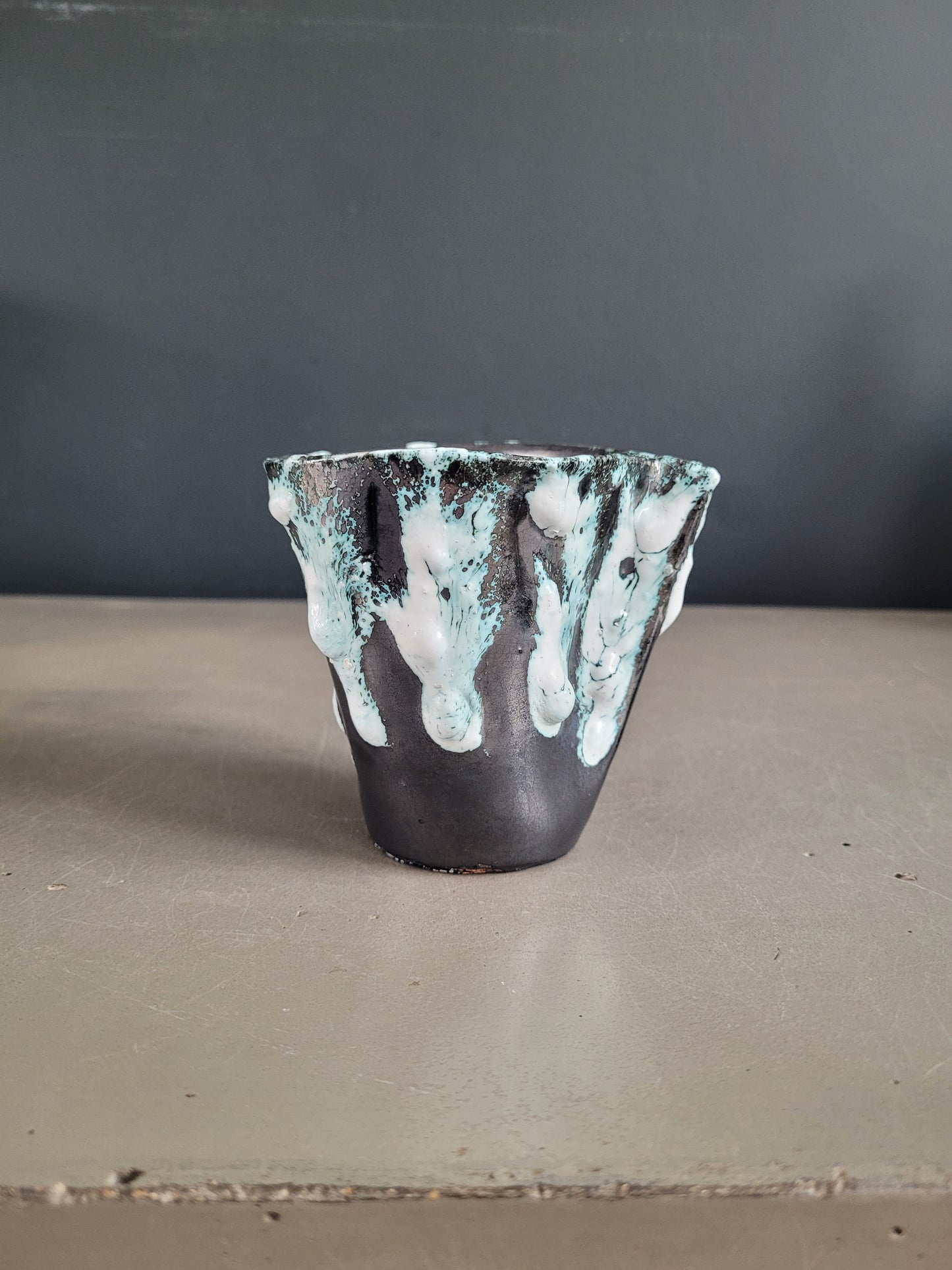 Tasse Émaux des Glaciers, atelier Cyclope, Charles Cart Annecy - Ref 391