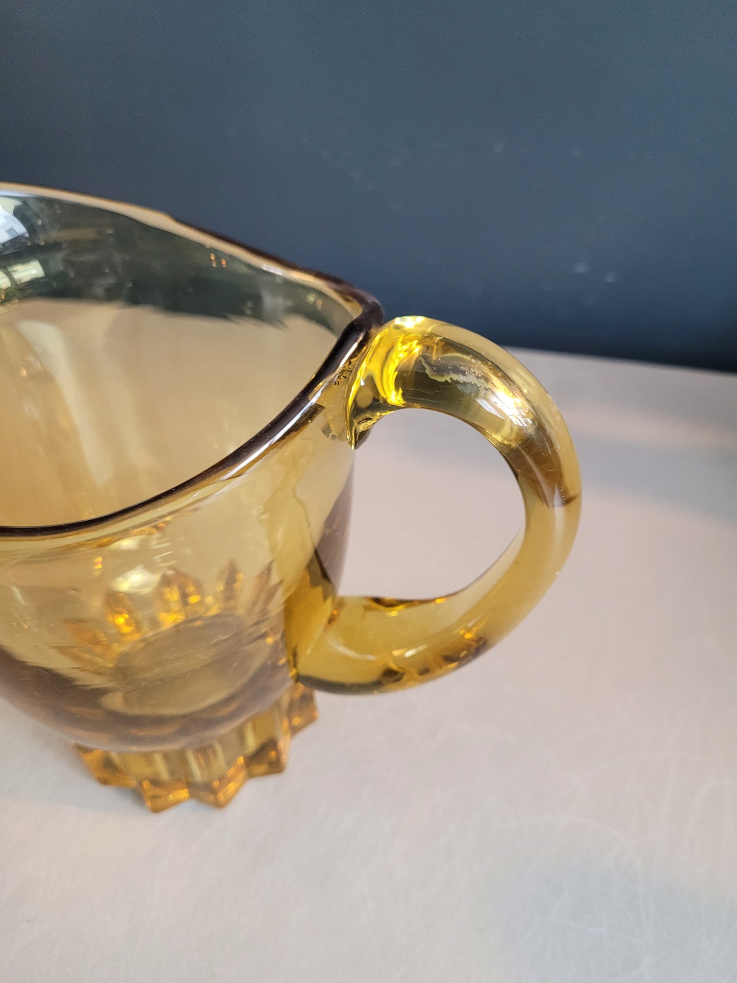 Pichet vintage en verre teinté jaune - Ref 154