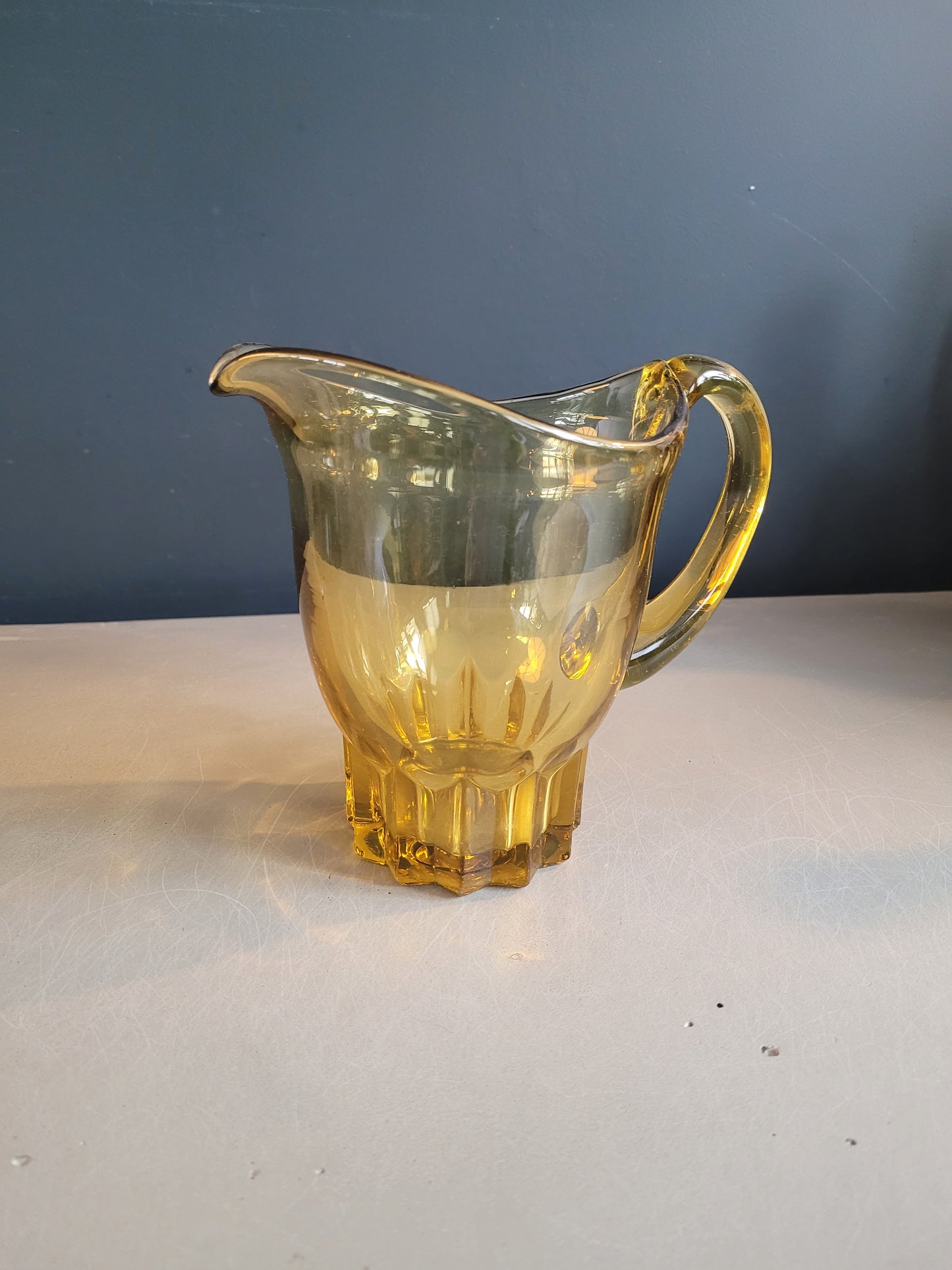 Pichet vintage en verre teinté jaune - Ref 154