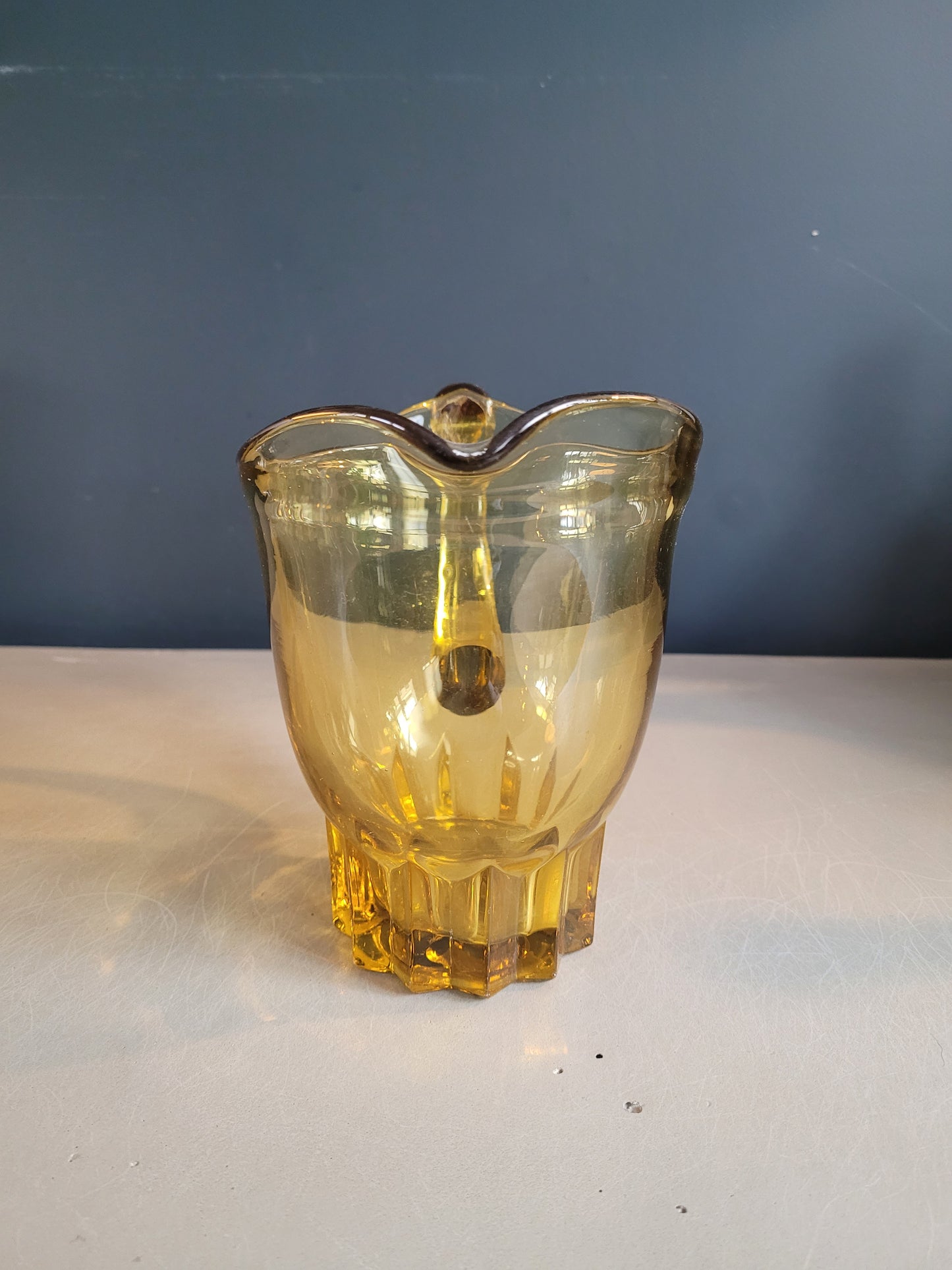 Pichet vintage en verre teinté jaune - Ref 154