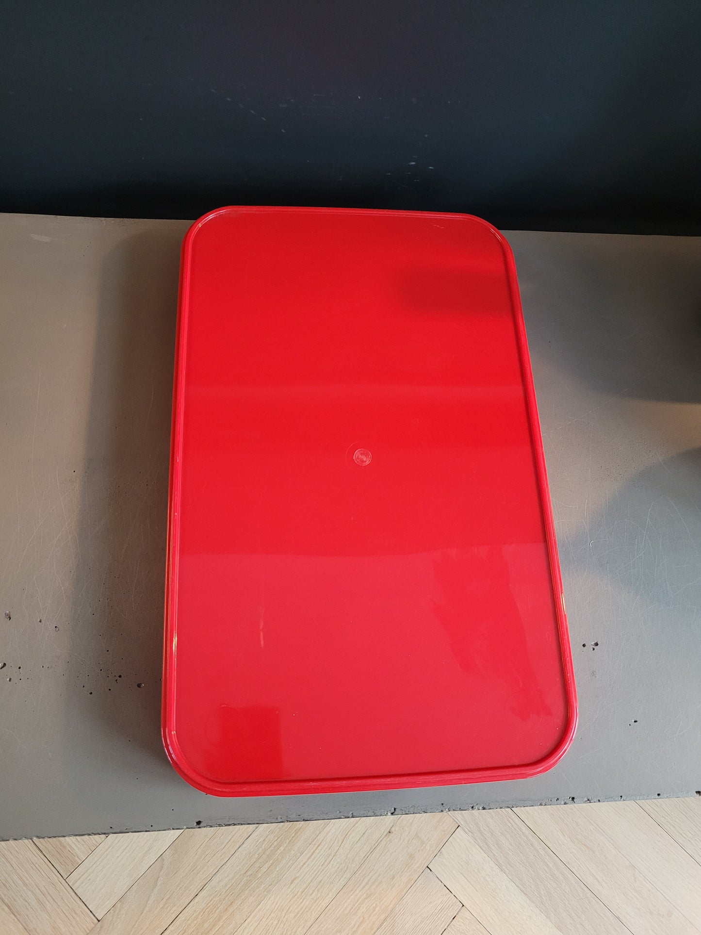 Plateau vintage en plastique rouge avec liseré or - Ref 312