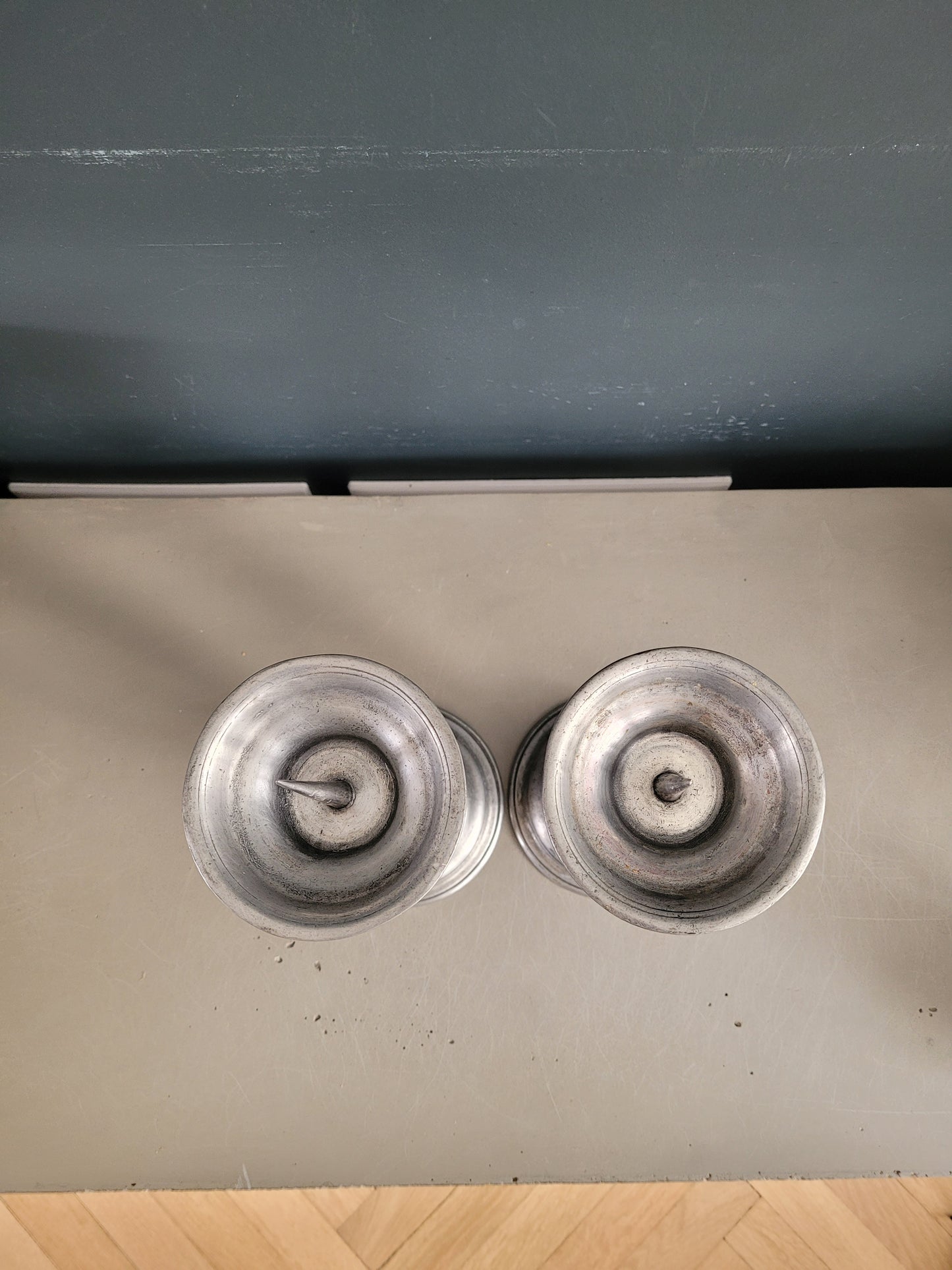 Paire de bougeoirs liturgiques en étain gravés et poinconnés - Ref 482