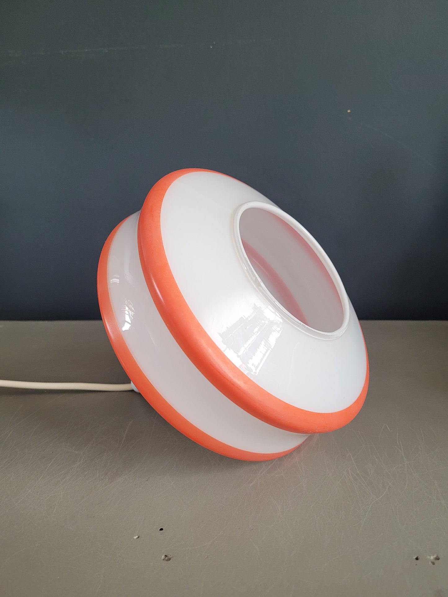 Suspension vintage en verre opaline avec décor orange - Ref 317