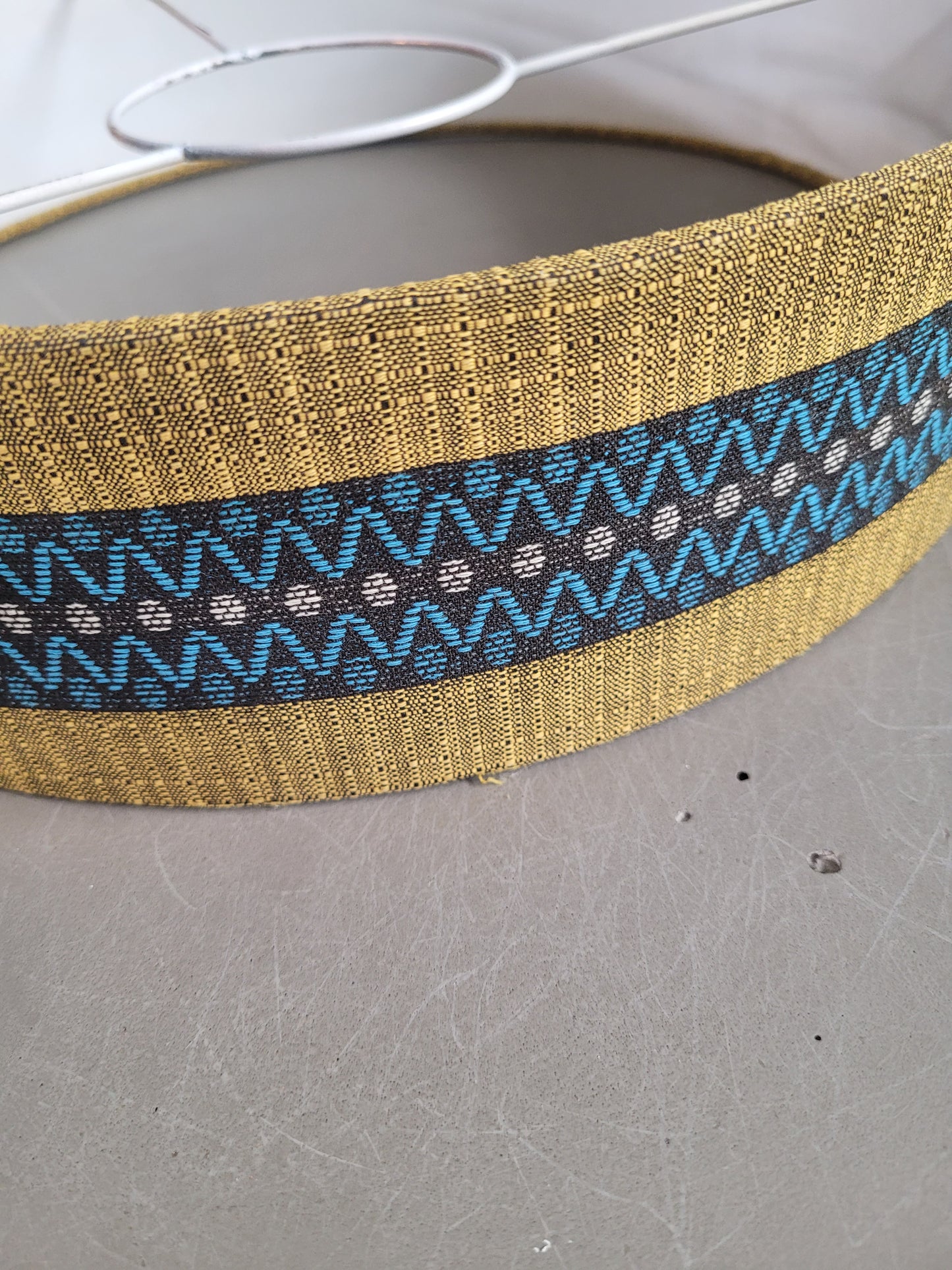 Suspension vintage globe en verre moulé et abat-jour- ref 619