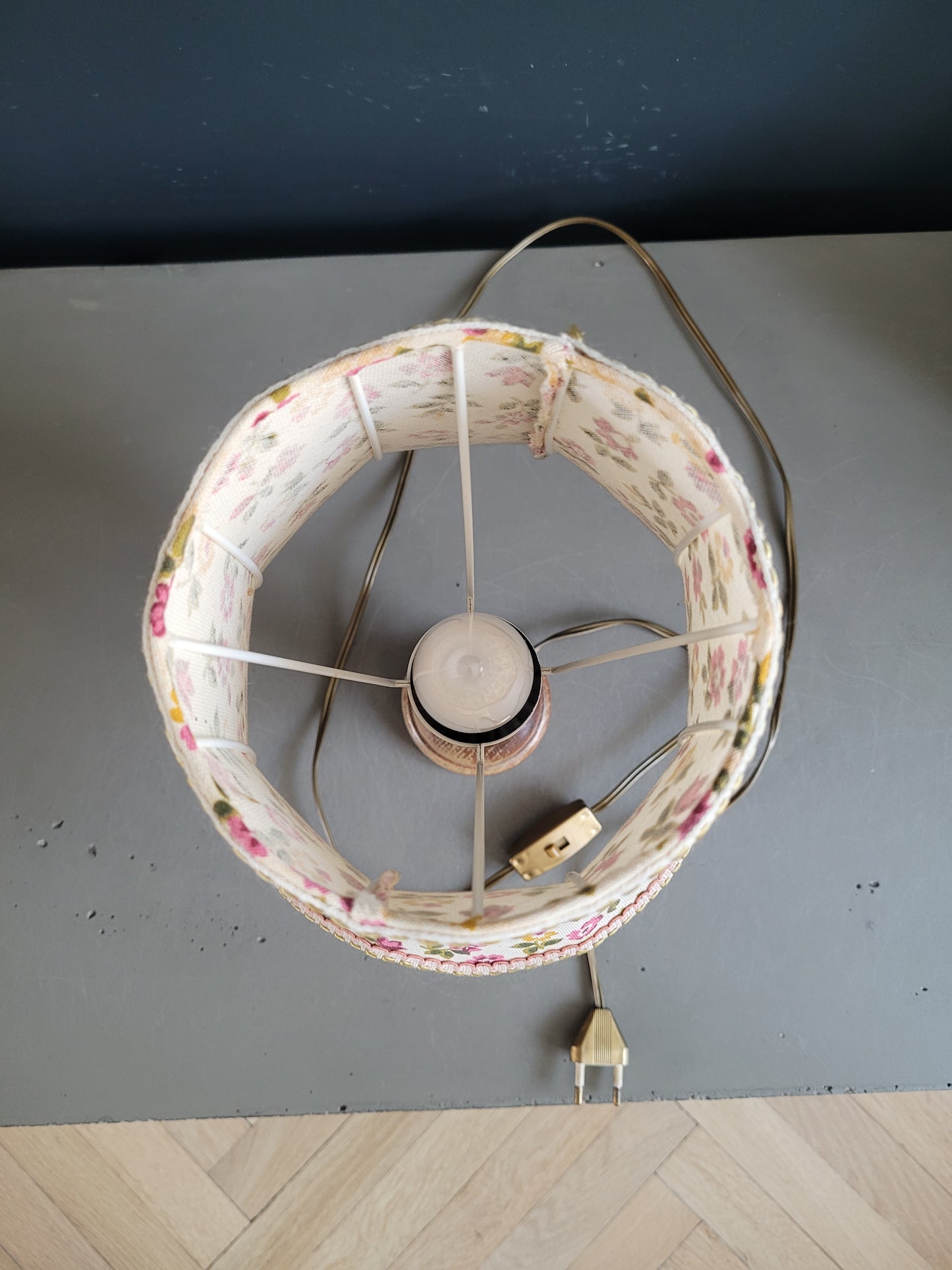 Lampe de chevet ancienne en bois avec abat-jour fleuri - Ref 444