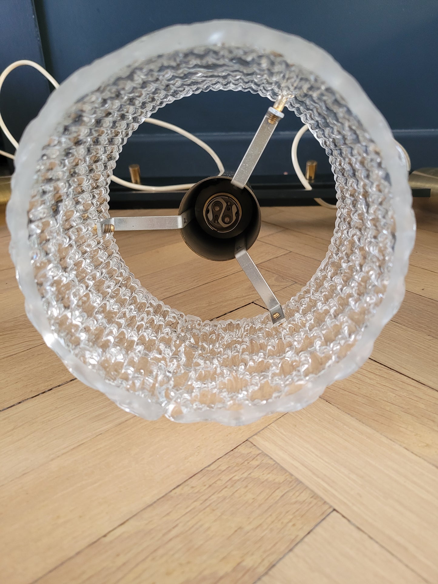 Lustre 3 feux suspension cascade vintage en verre moulé et laiton - Ref 307