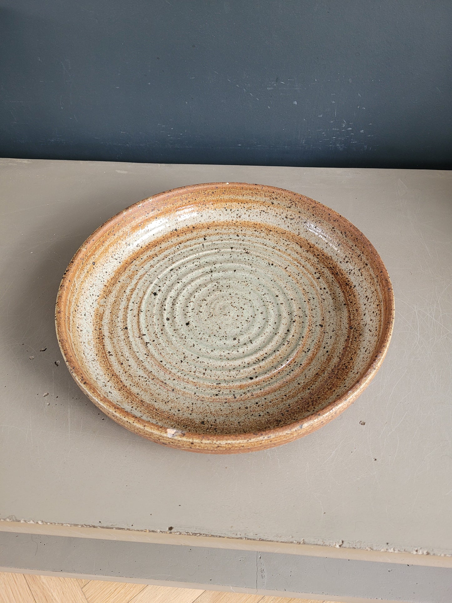 Plat rond vintage en grès pyrité - Ref 476