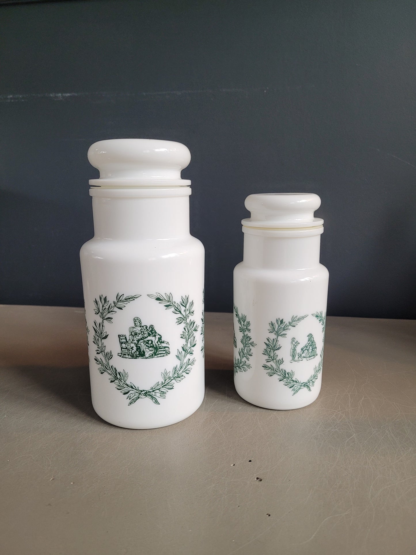 Lot de 2 pots d'apothicaire en verre opaline blanc - Herboristerie - Ref 231