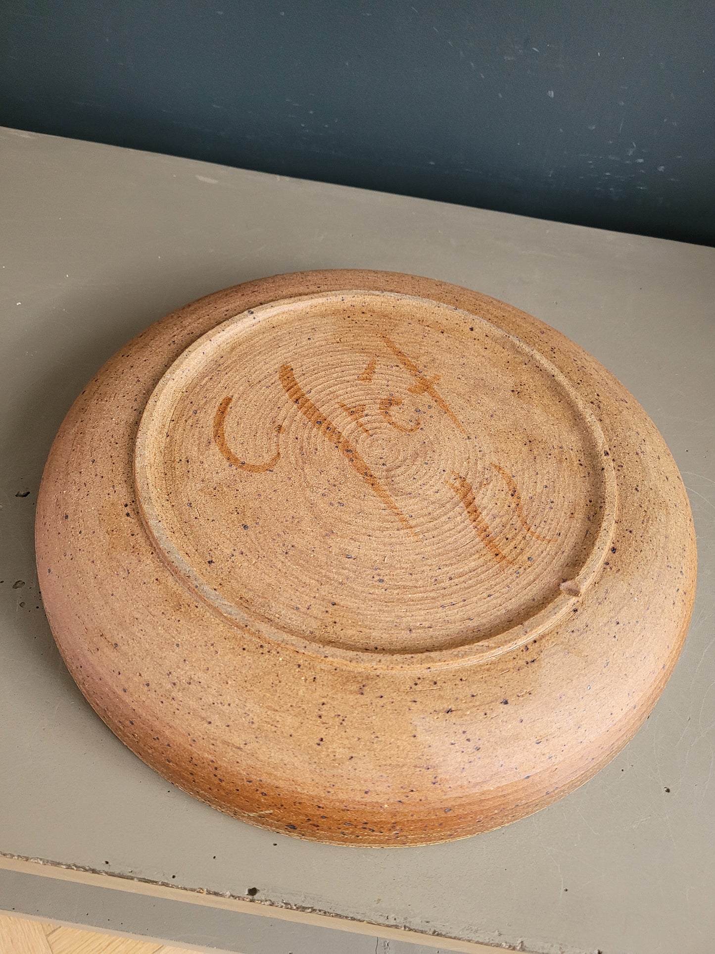 Plat rond vintage en grès pyrité - Ref 476