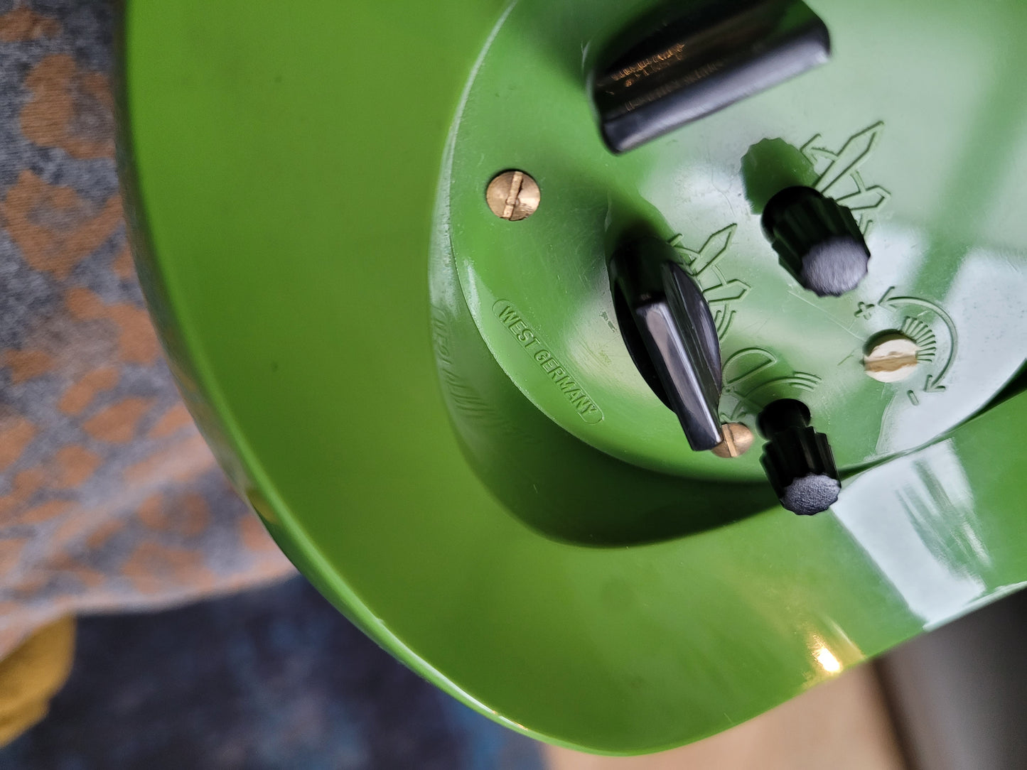 Réveil mécanique space-age en plastique vert - Ref 782