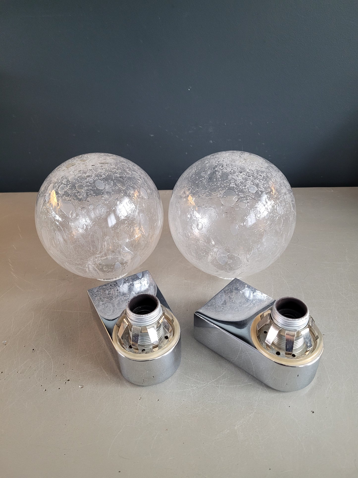 Paire d'appliques vintage en métal chromé et globes en verre bullé - Ref 893