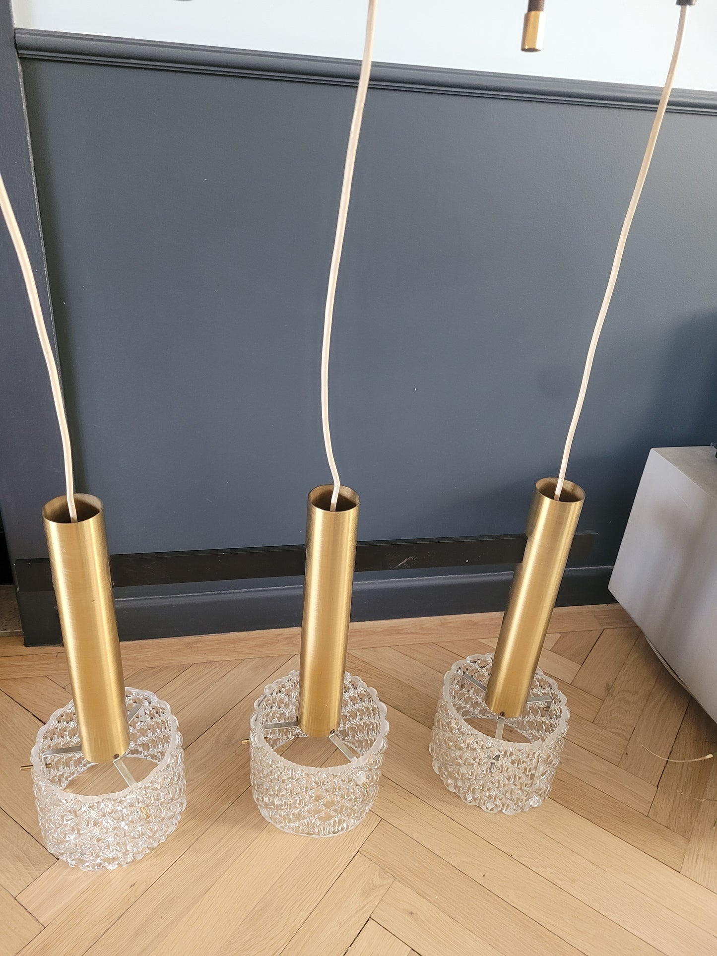 Lustre 3 feux suspension cascade vintage en verre moulé et laiton - Ref 307