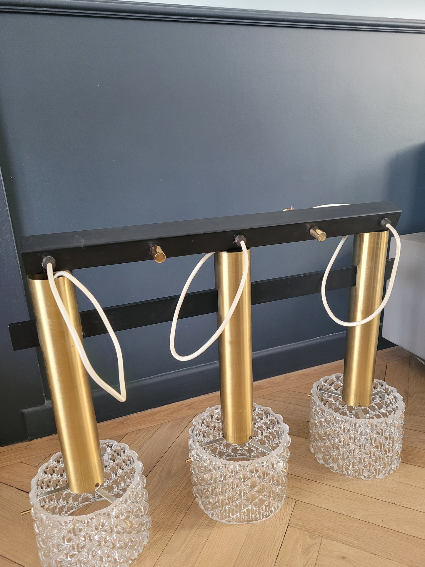 Lustre 3 feux suspension cascade vintage en verre moulé et laiton - Ref 307