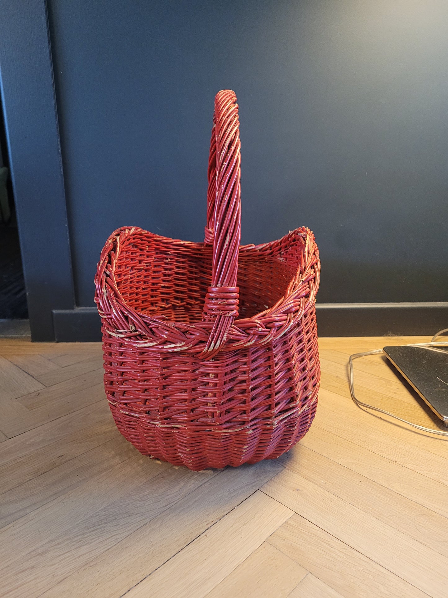Panier en rotin peint en rouge - Ref 634